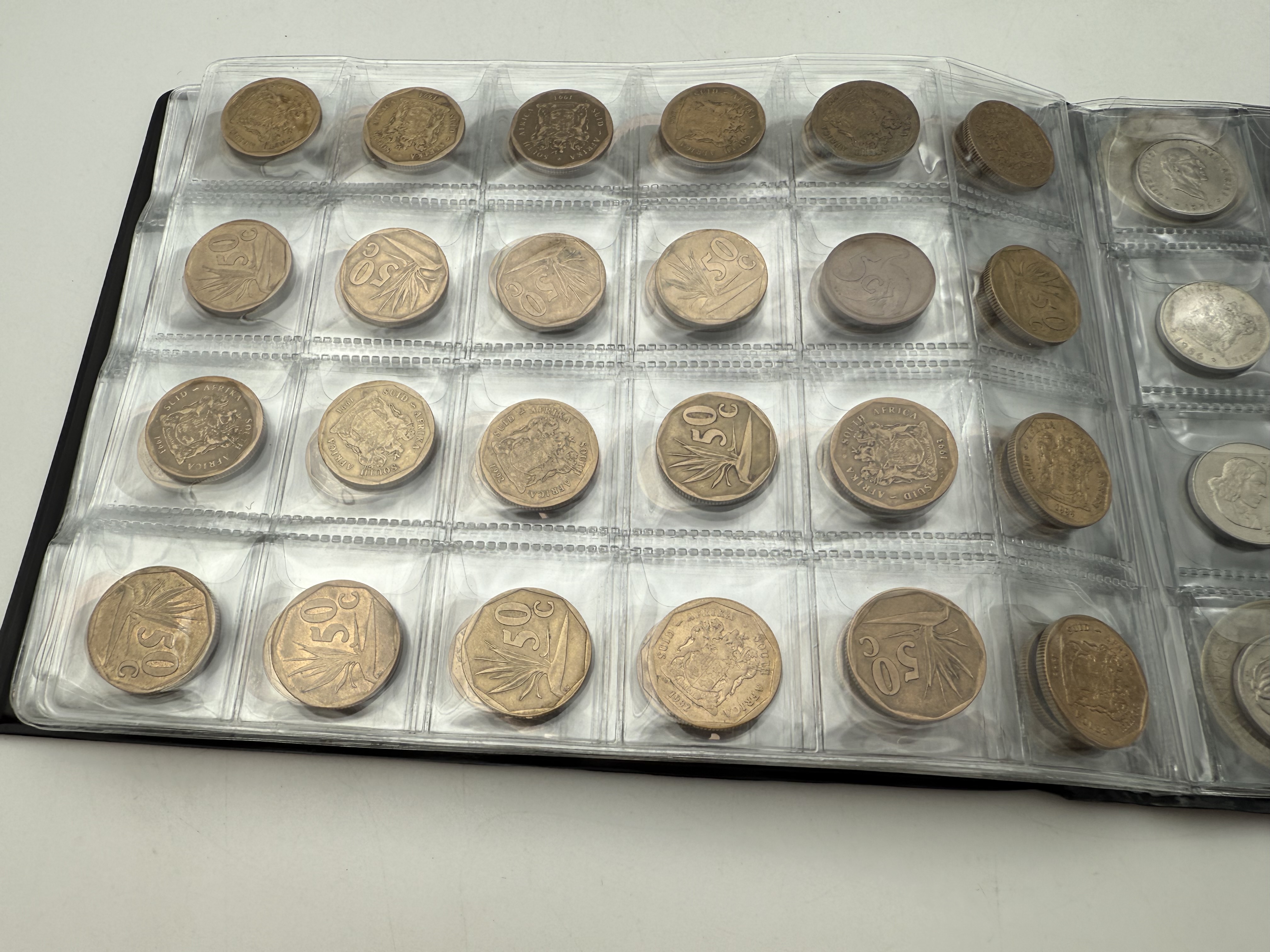 Africa - A collection of several hundred coins arranged in a special coin album, various conditions and years - 1 8