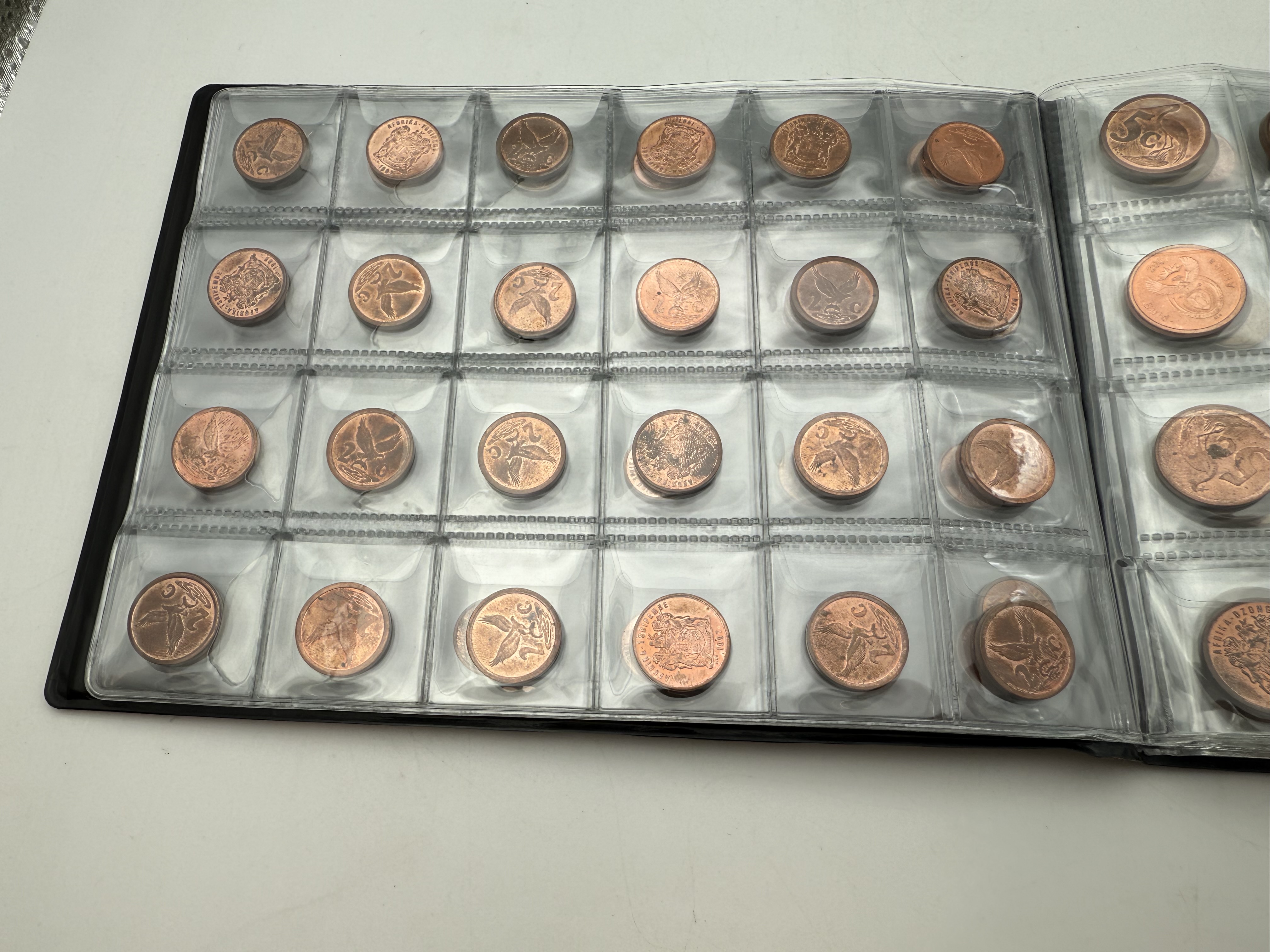 Africa - A collection of several hundred coins arranged in a special coin album, various conditions and years - 1 18