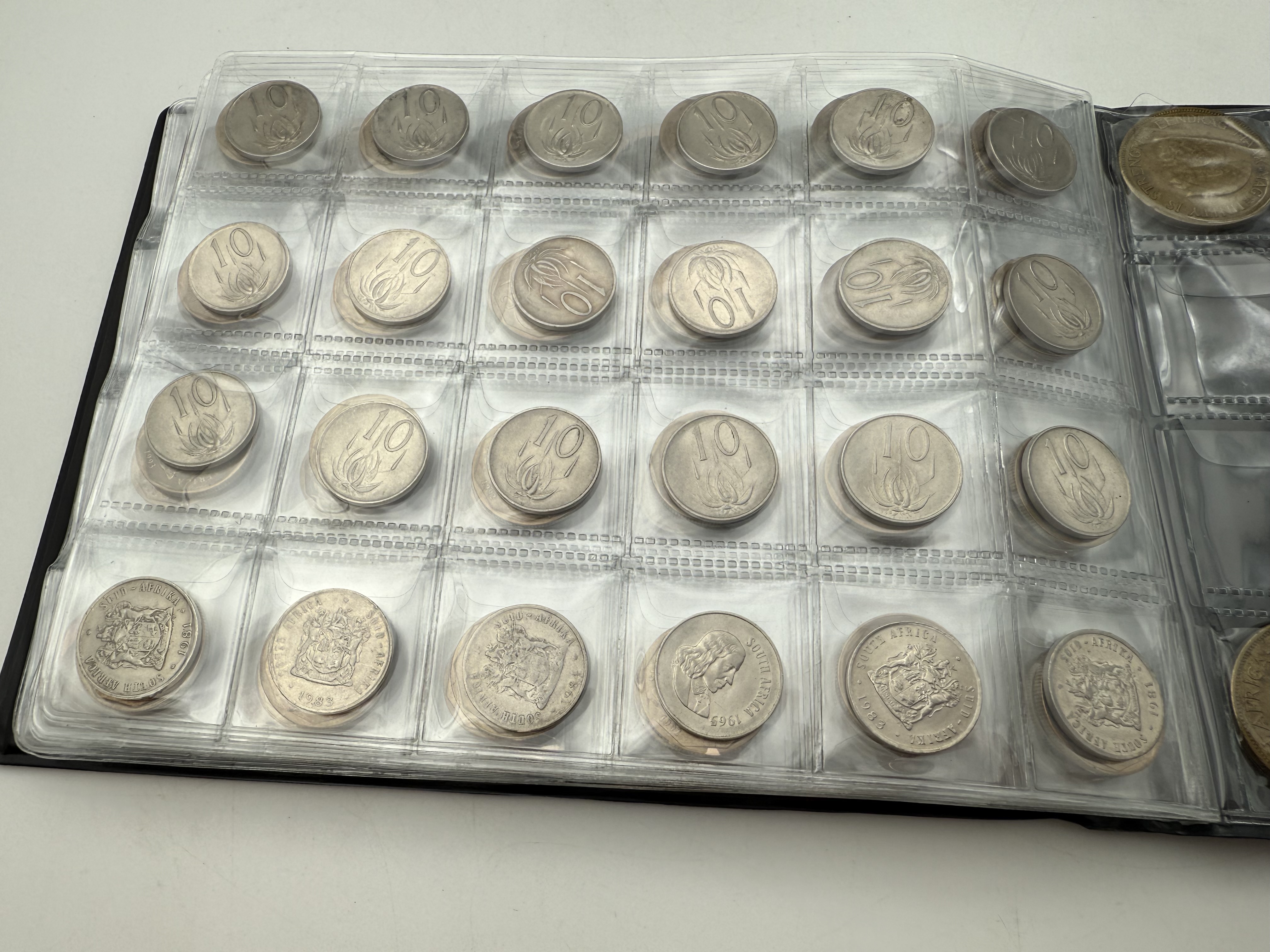 Africa - A collection of several hundred coins arranged in a special coin album, various conditions and years - 1 10