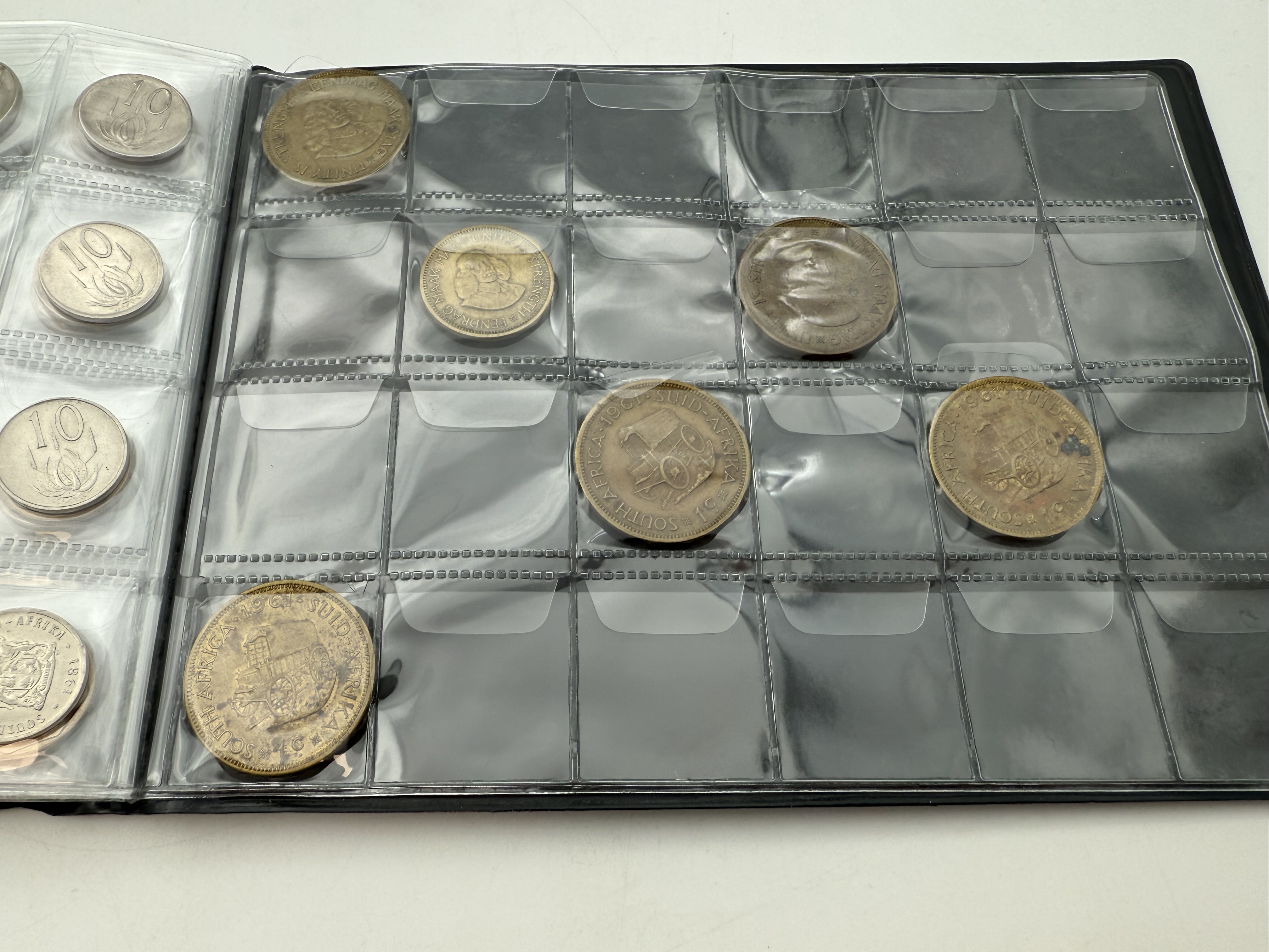 Africa - A collection of several hundred coins arranged in a special coin album, various conditions and years - 1 12