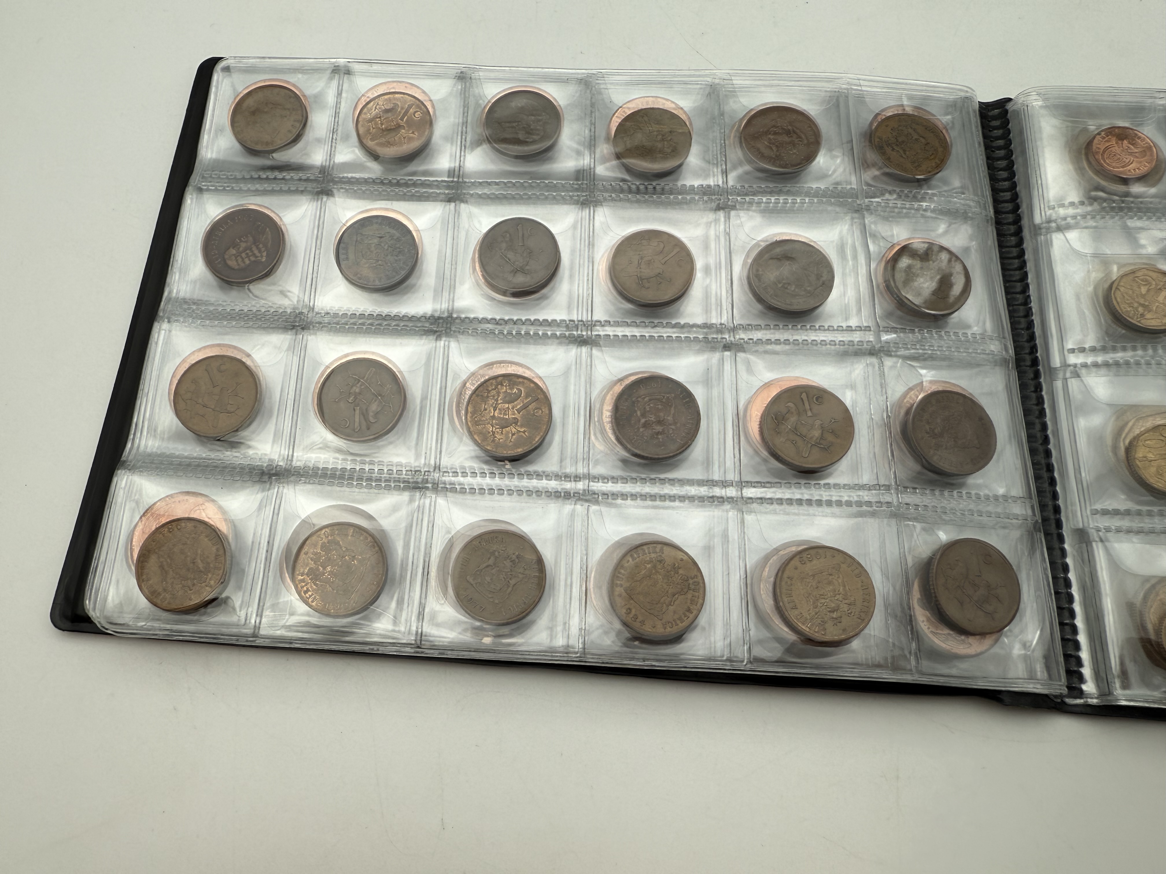 Africa - A collection of several hundred coins arranged in a special coin album, various conditions and years - 1 2