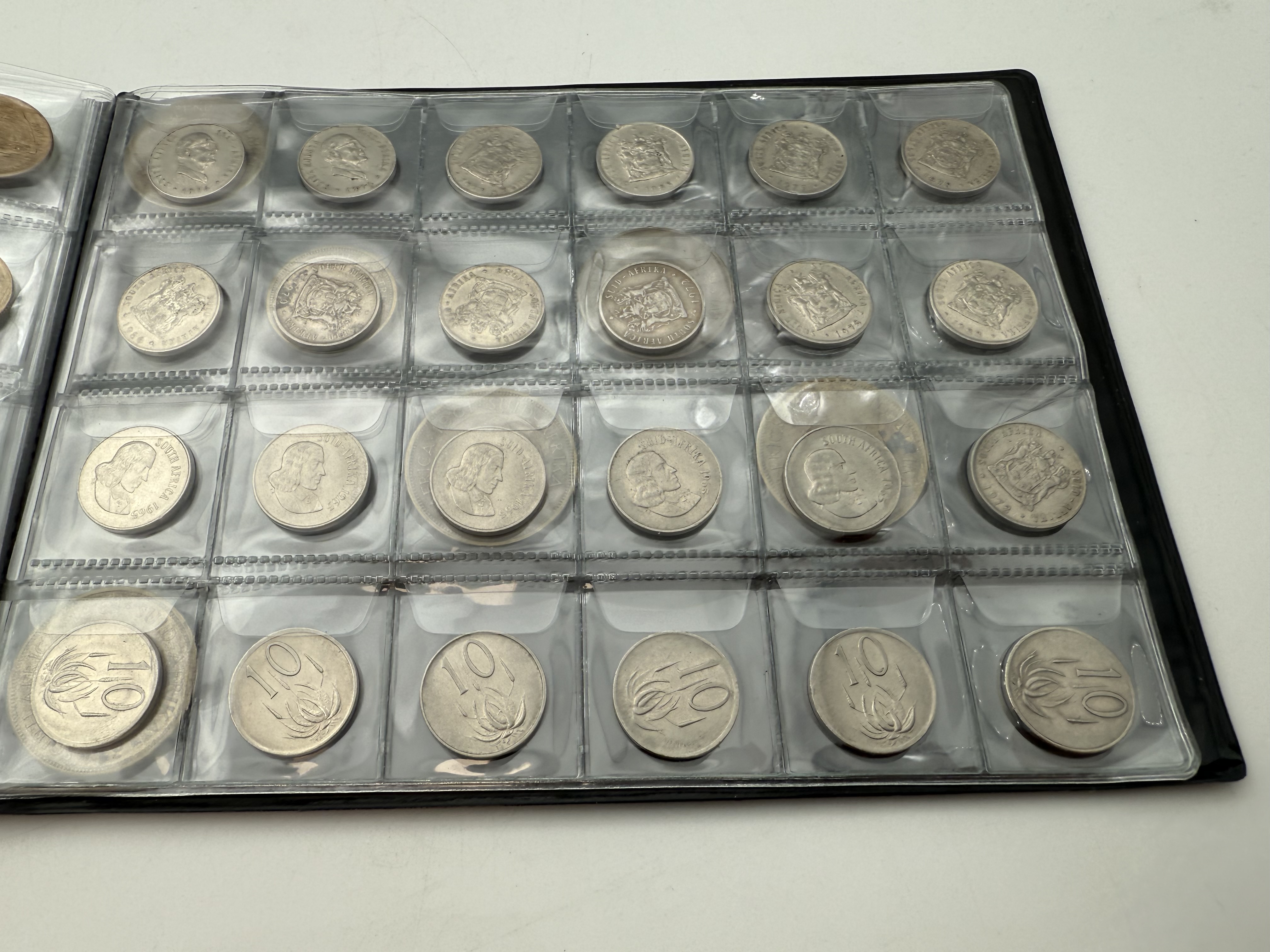 Africa - A collection of several hundred coins arranged in a special coin album, various conditions and years - 1 9