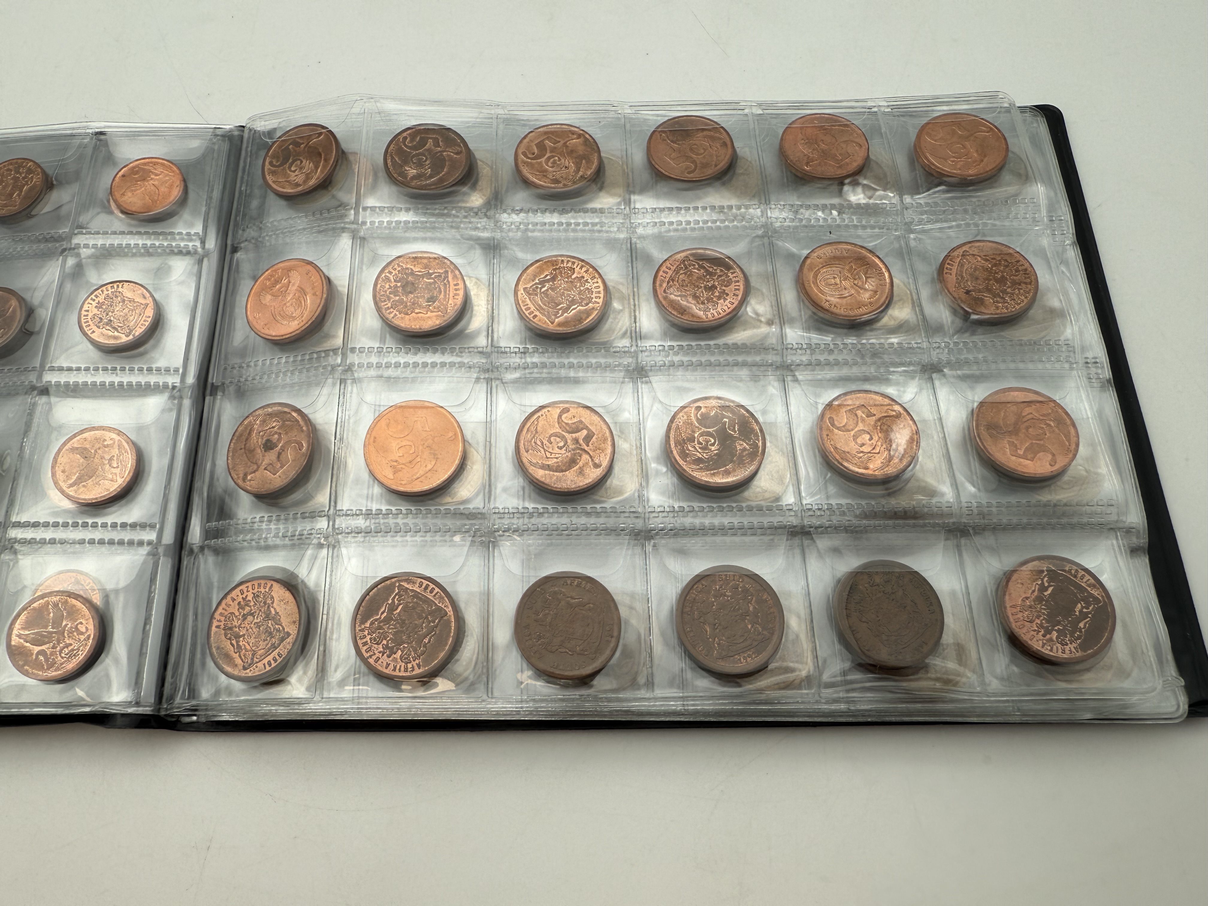 Africa - A collection of several hundred coins arranged in a special coin album, various conditions and years - 1 19