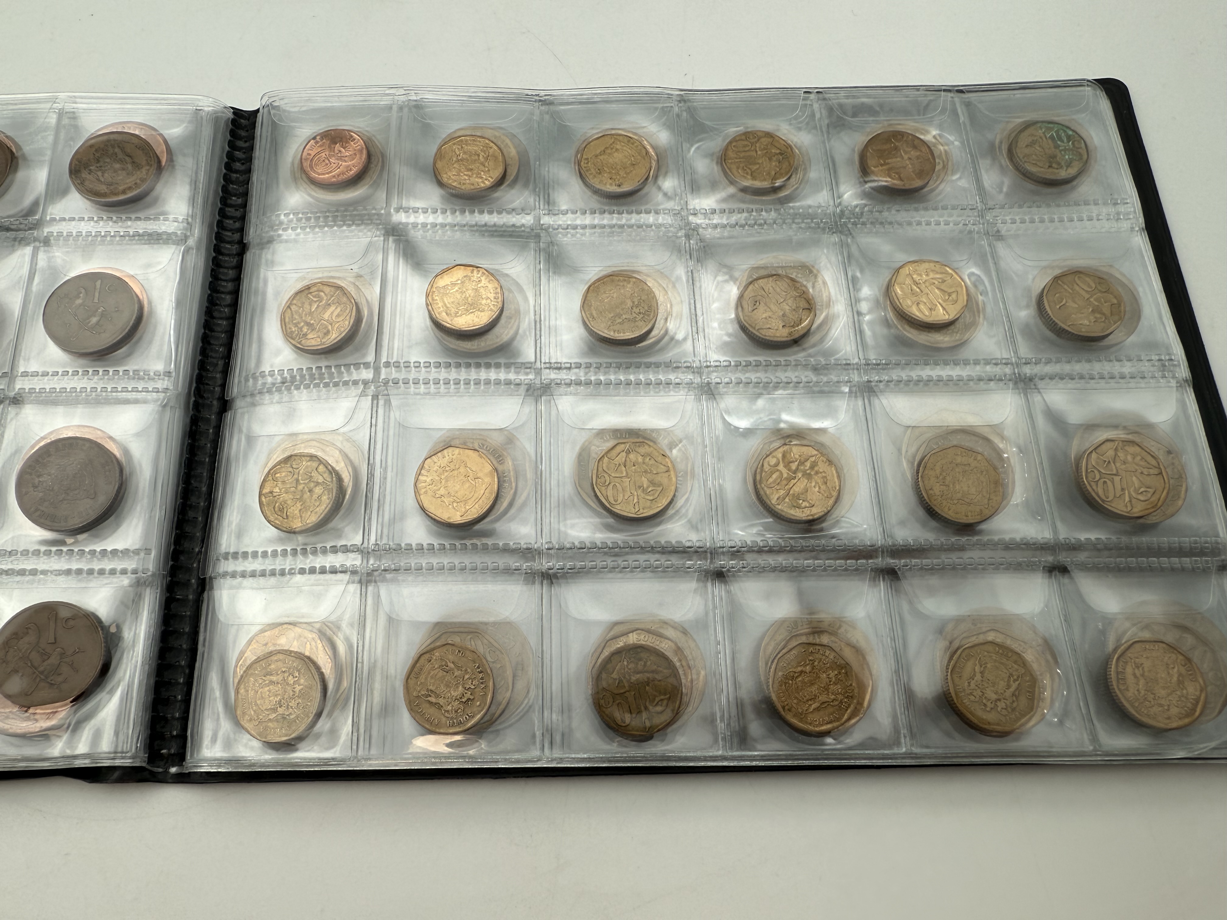 Africa - A collection of several hundred coins arranged in a special coin album, various conditions and years - 1 3