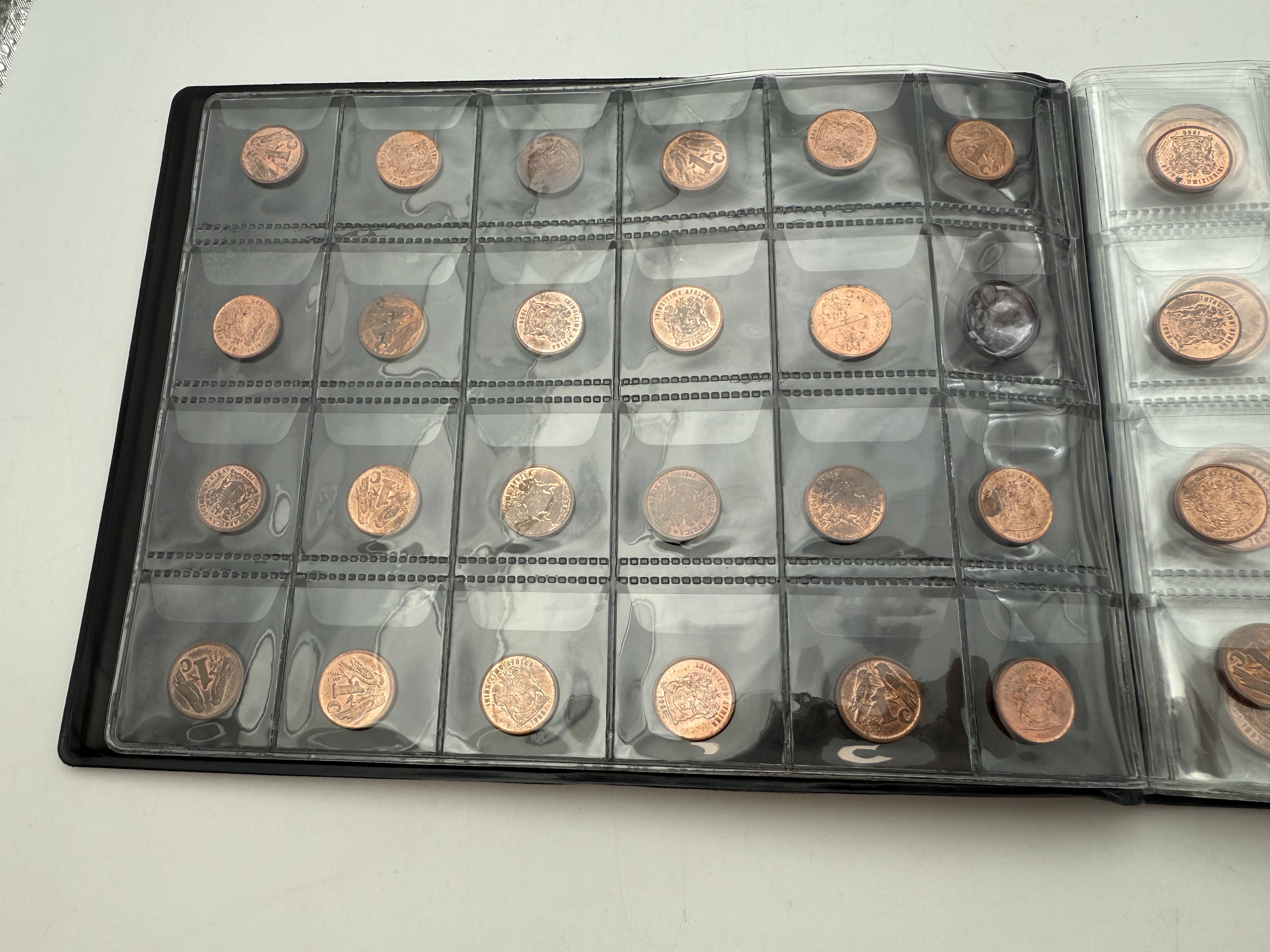 Africa - A collection of several hundred coins arranged in a special coin album, various conditions and years - 1 14