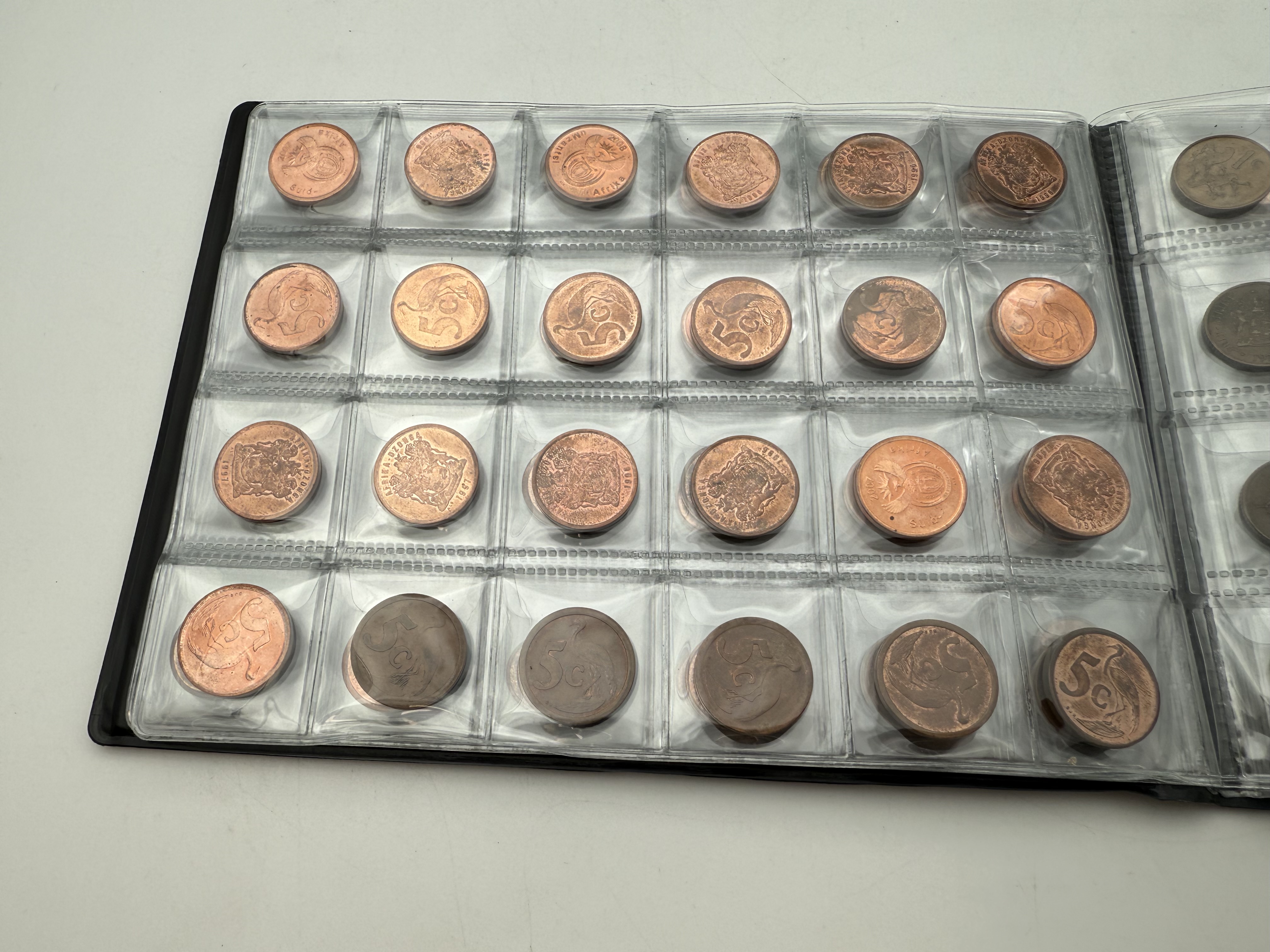 Africa - A collection of several hundred coins arranged in a special coin album, various conditions and years - 1 20