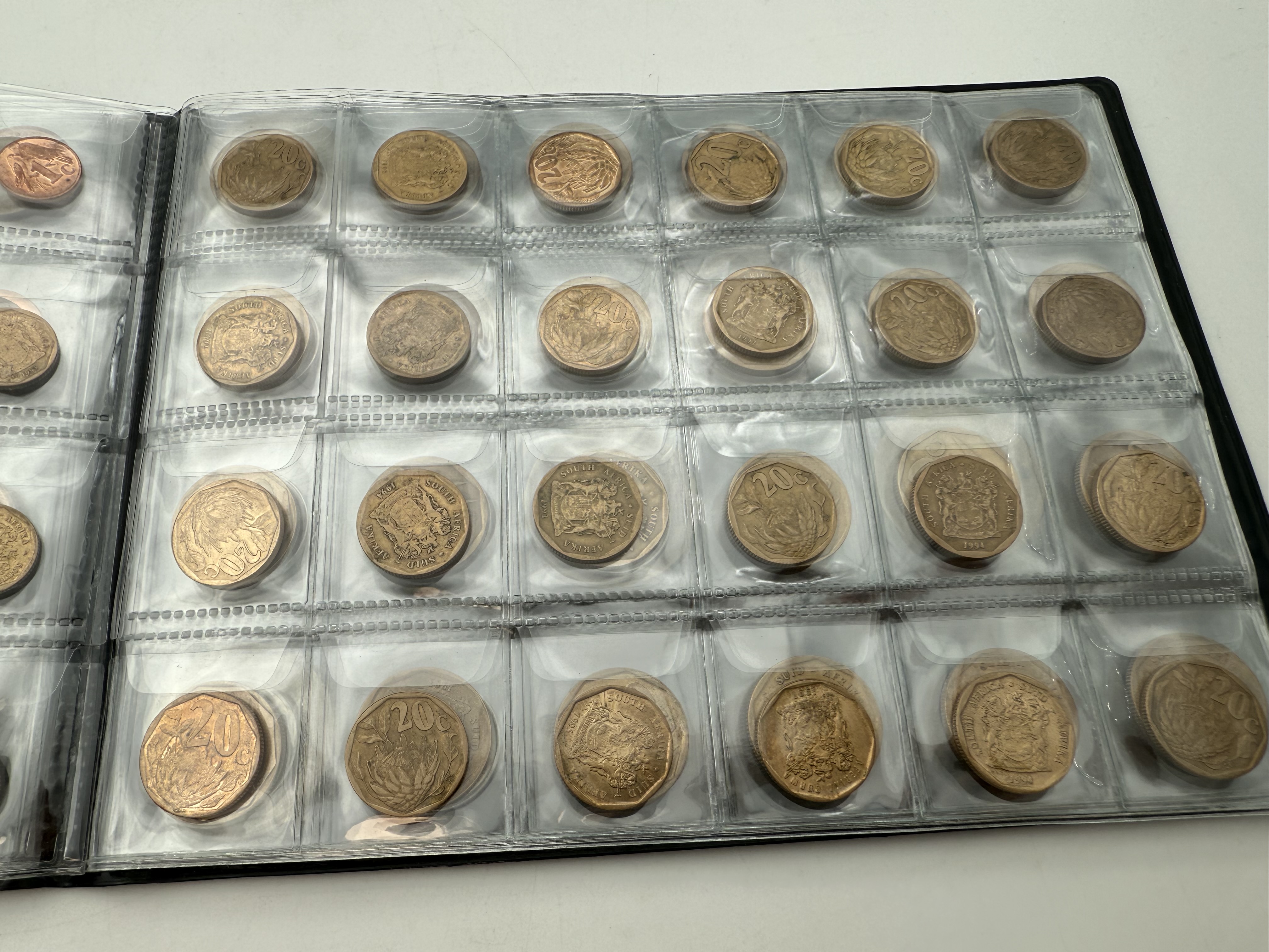 Africa - A collection of several hundred coins arranged in a special coin album, various conditions and years - 1 5