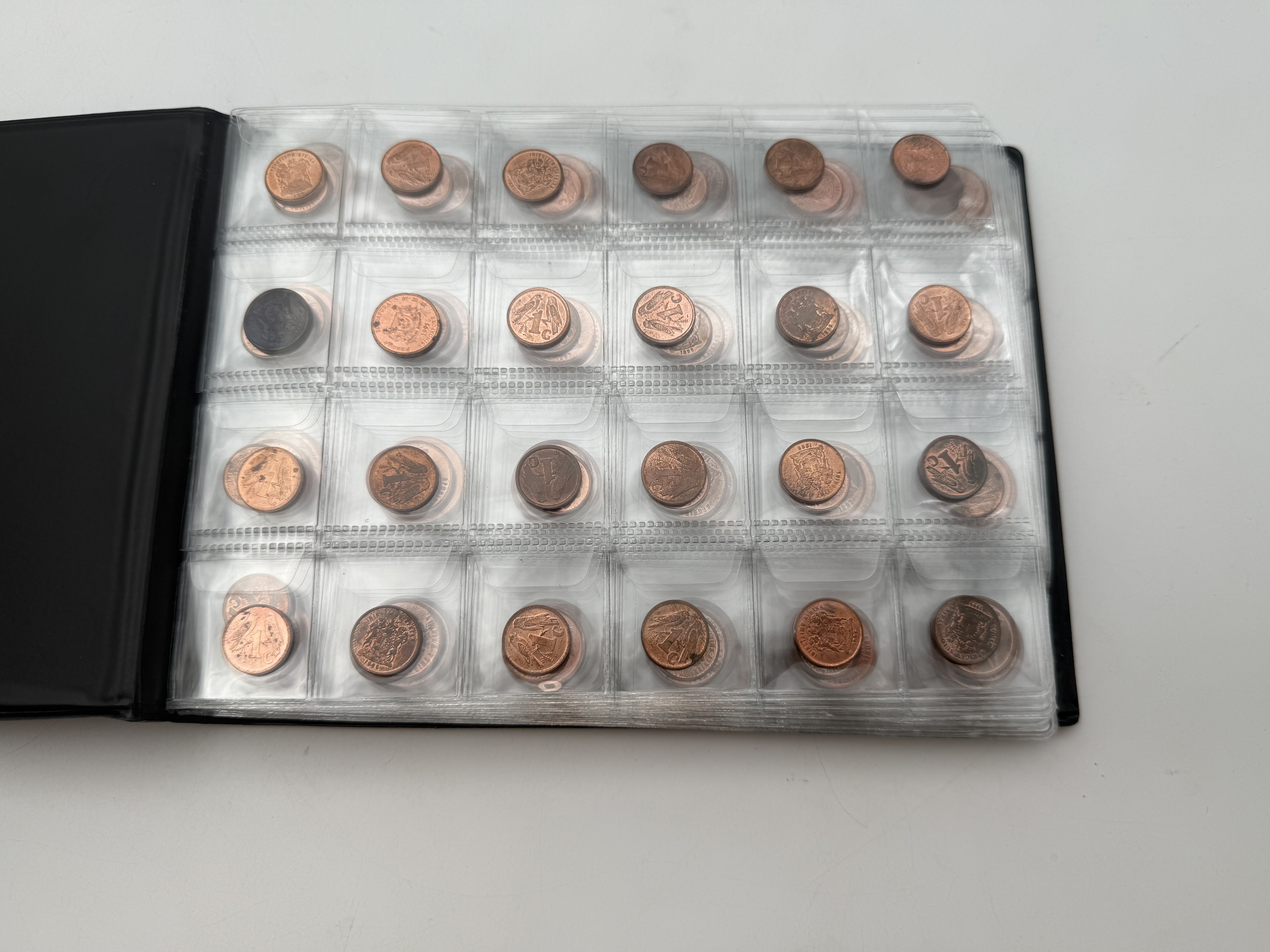 Africa - A collection of several hundred coins arranged in a special coin album, various conditions and years - 1 11