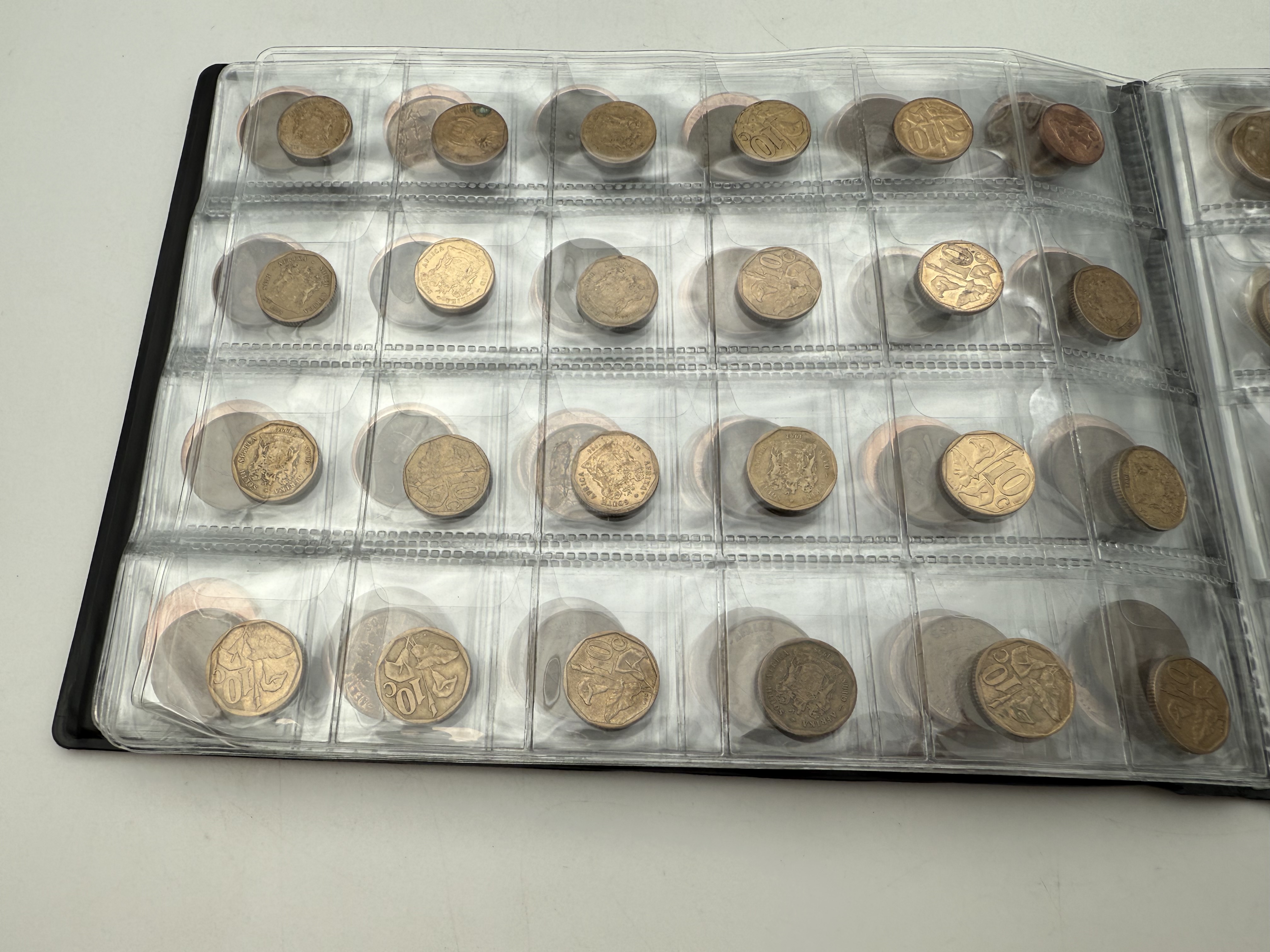 Africa - A collection of several hundred coins arranged in a special coin album, various conditions and years - 1 4