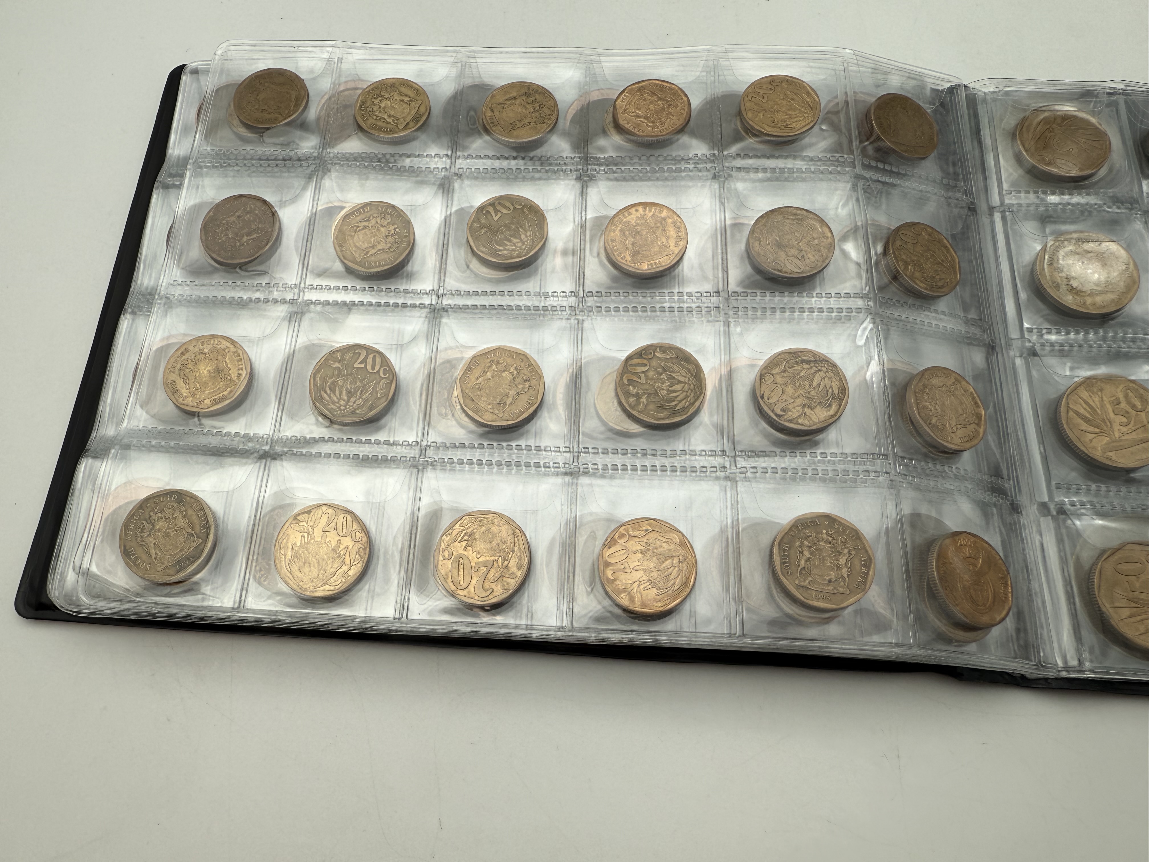 Africa - A collection of several hundred coins arranged in a special coin album, various conditions and years - 1 6