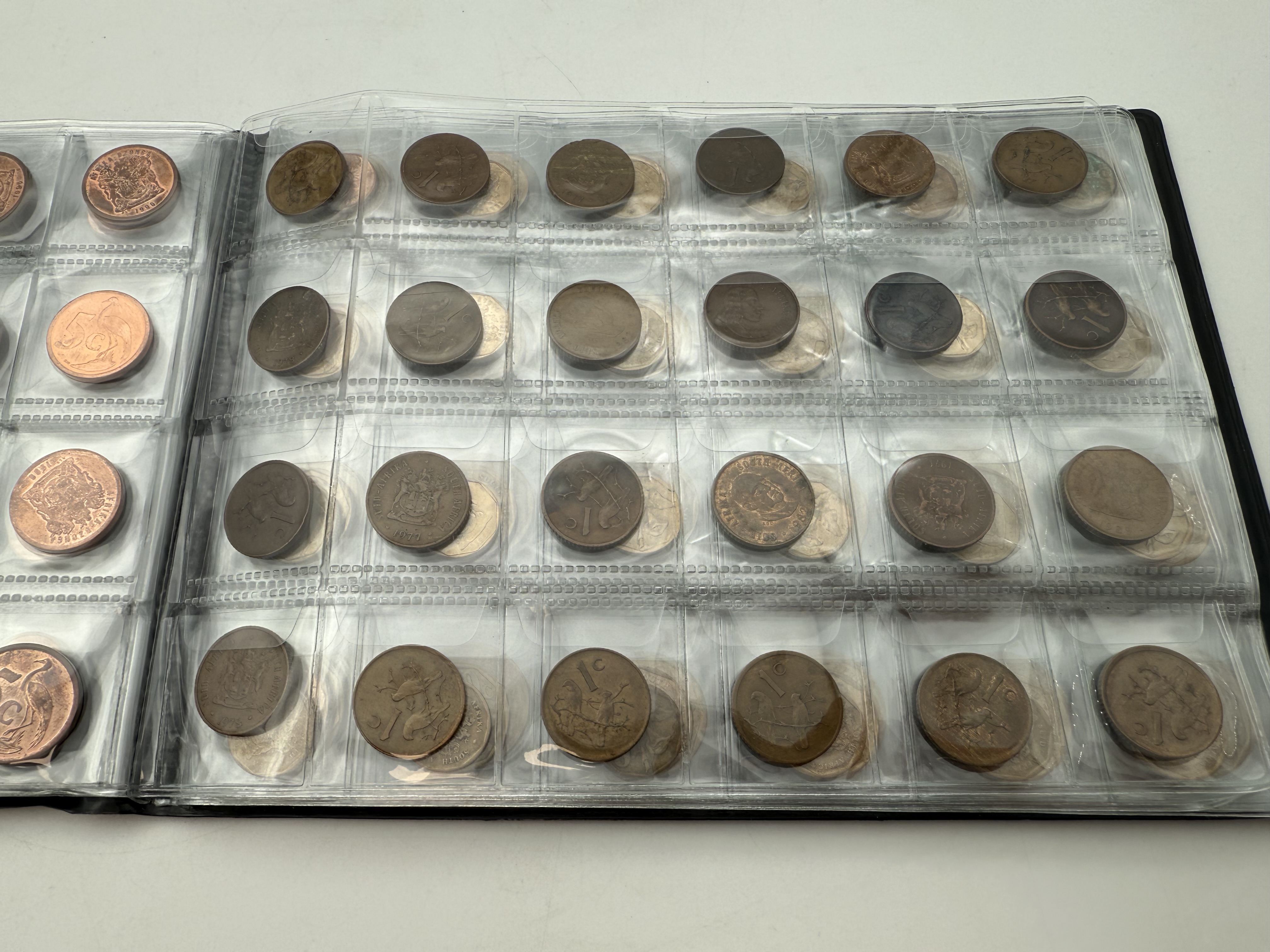 Africa - A collection of several hundred coins arranged in a special coin album, various conditions and years - 1 1