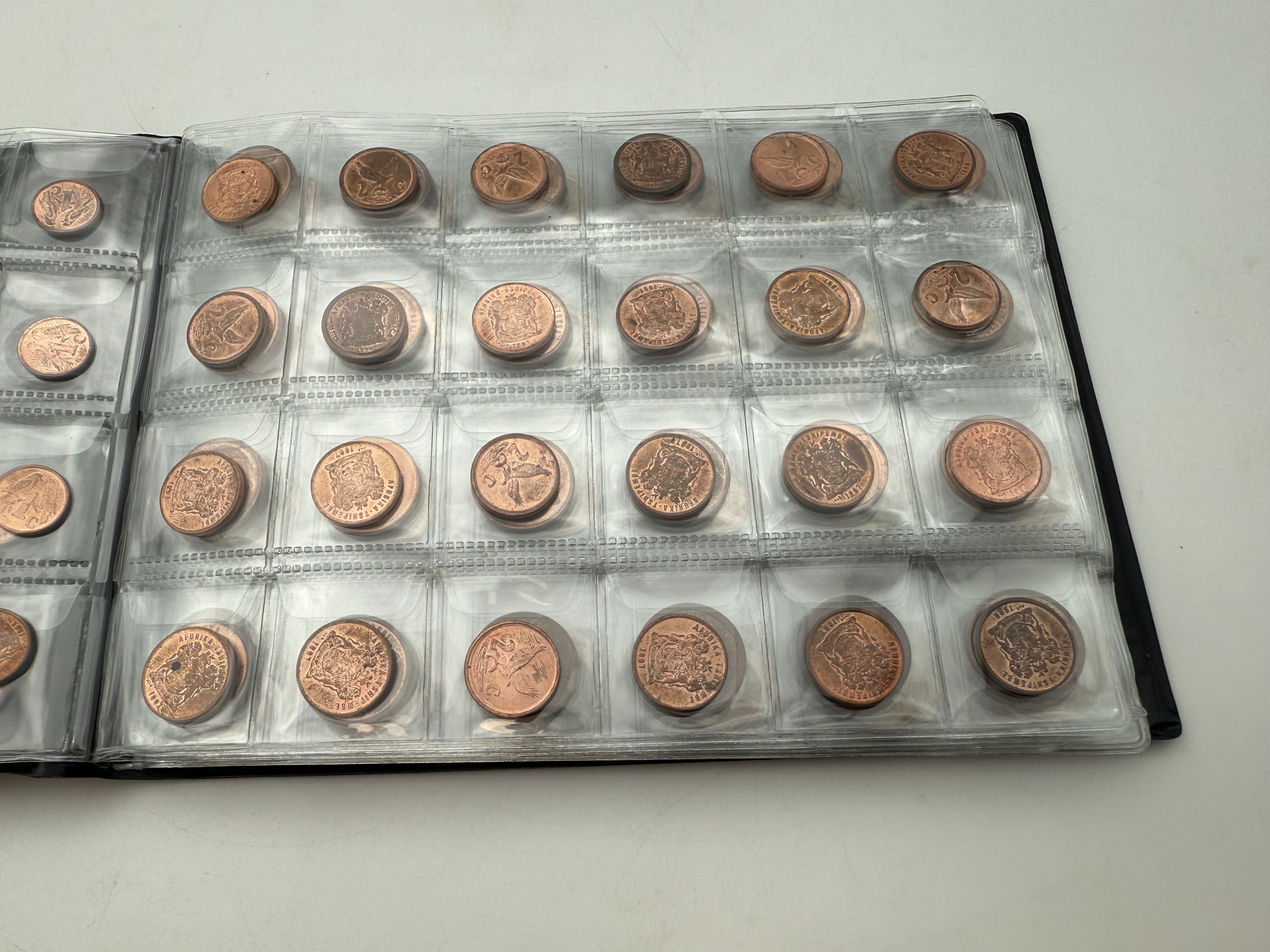 Africa - A collection of several hundred coins arranged in a special coin album, various conditions and years - 1 17