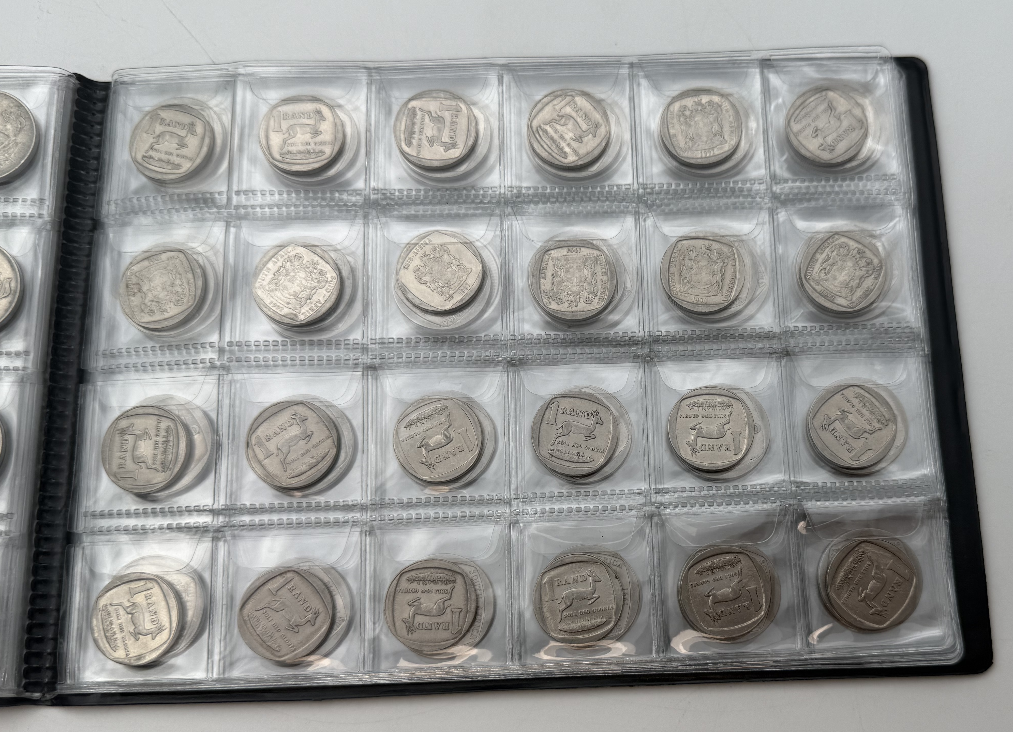 Africa - A collection of several hundred coins arranged in a special coin album, various conditions and years - 1 4