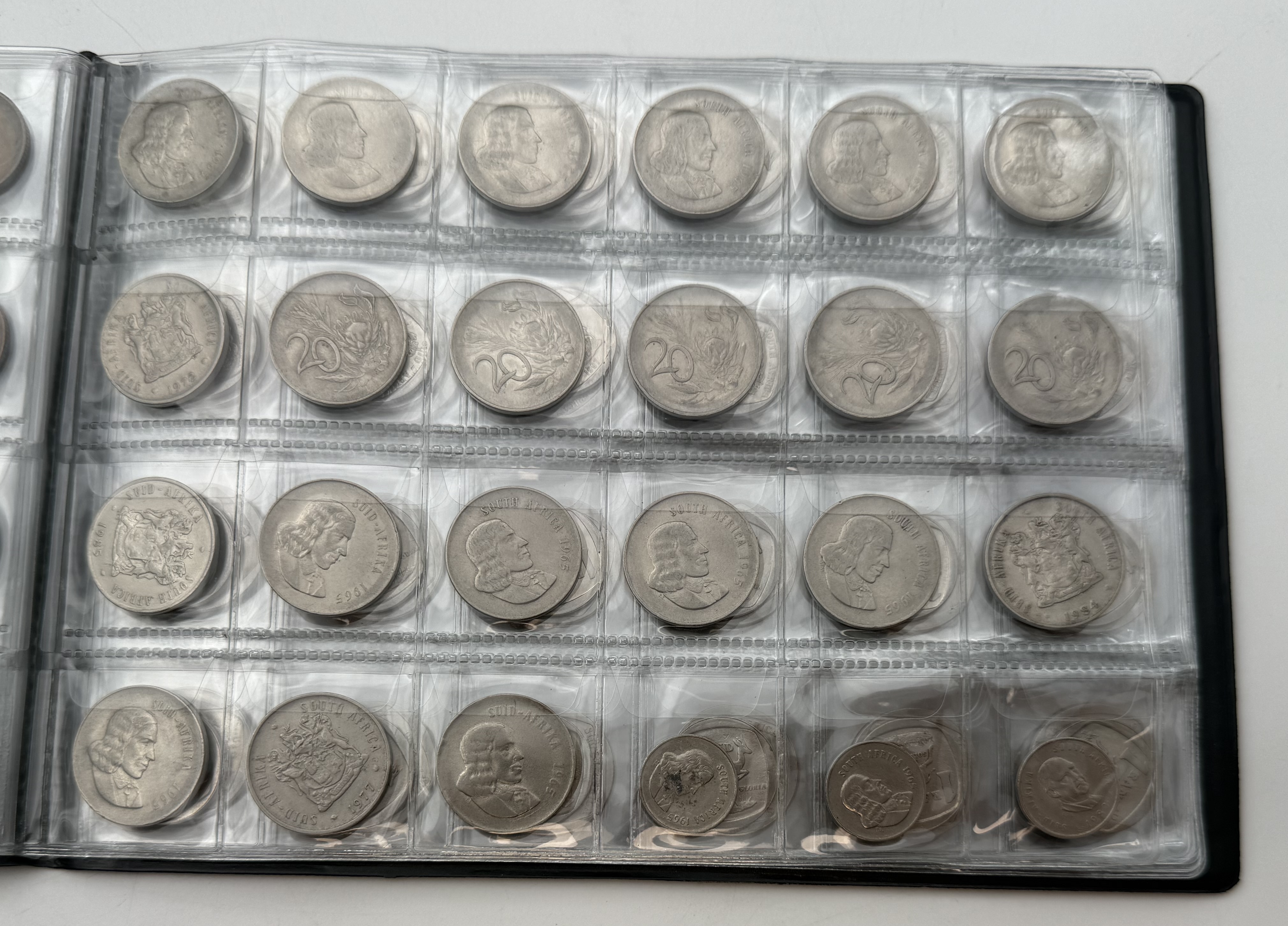 Africa - A collection of several hundred coins arranged in a special coin album, various conditions and years - 1 2