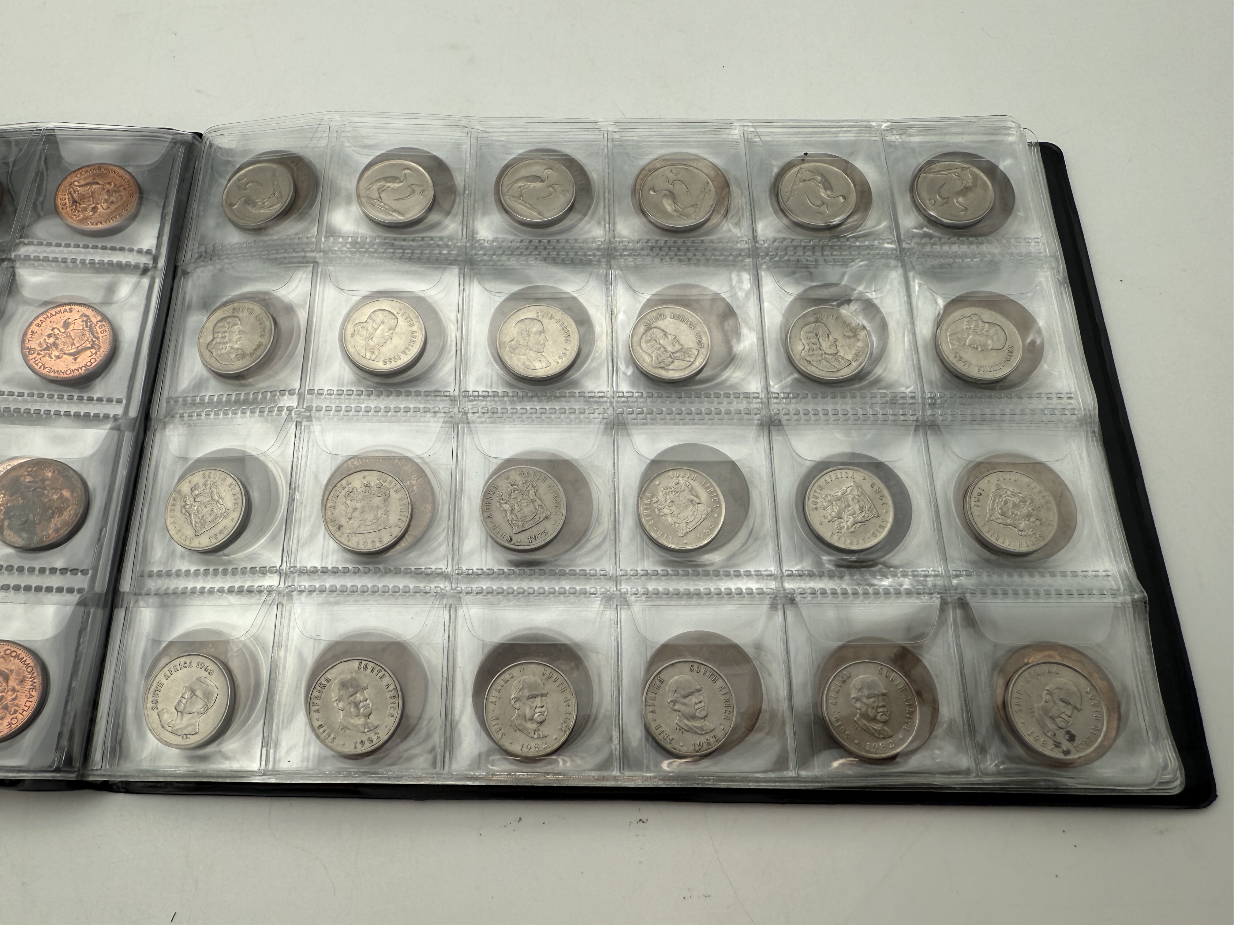 Africa - A collection of several hundred coins arranged in a special coin album, various conditions and years - 1 15