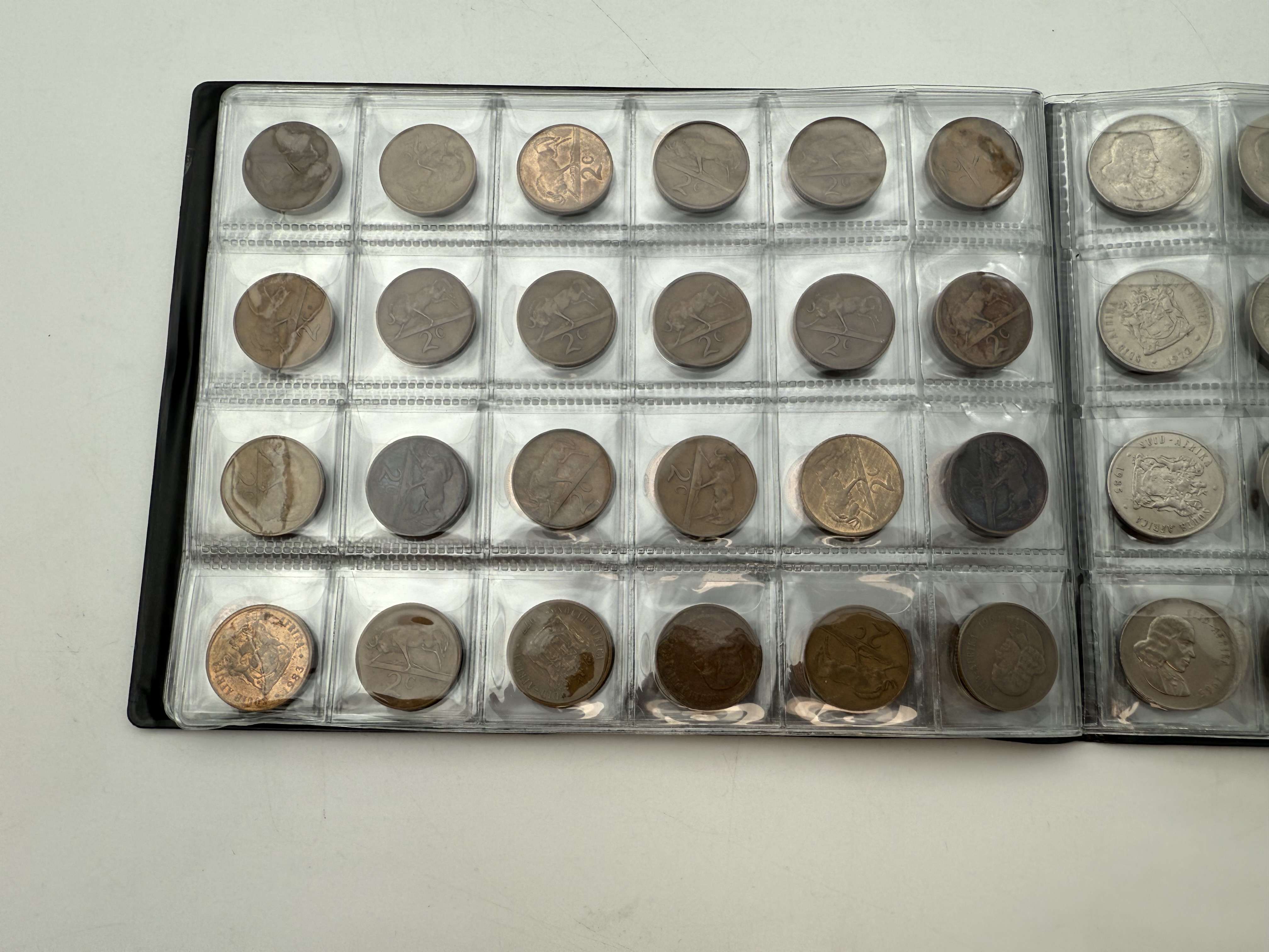 Africa - A collection of several hundred coins arranged in a special coin album, various conditions and years - 1 1