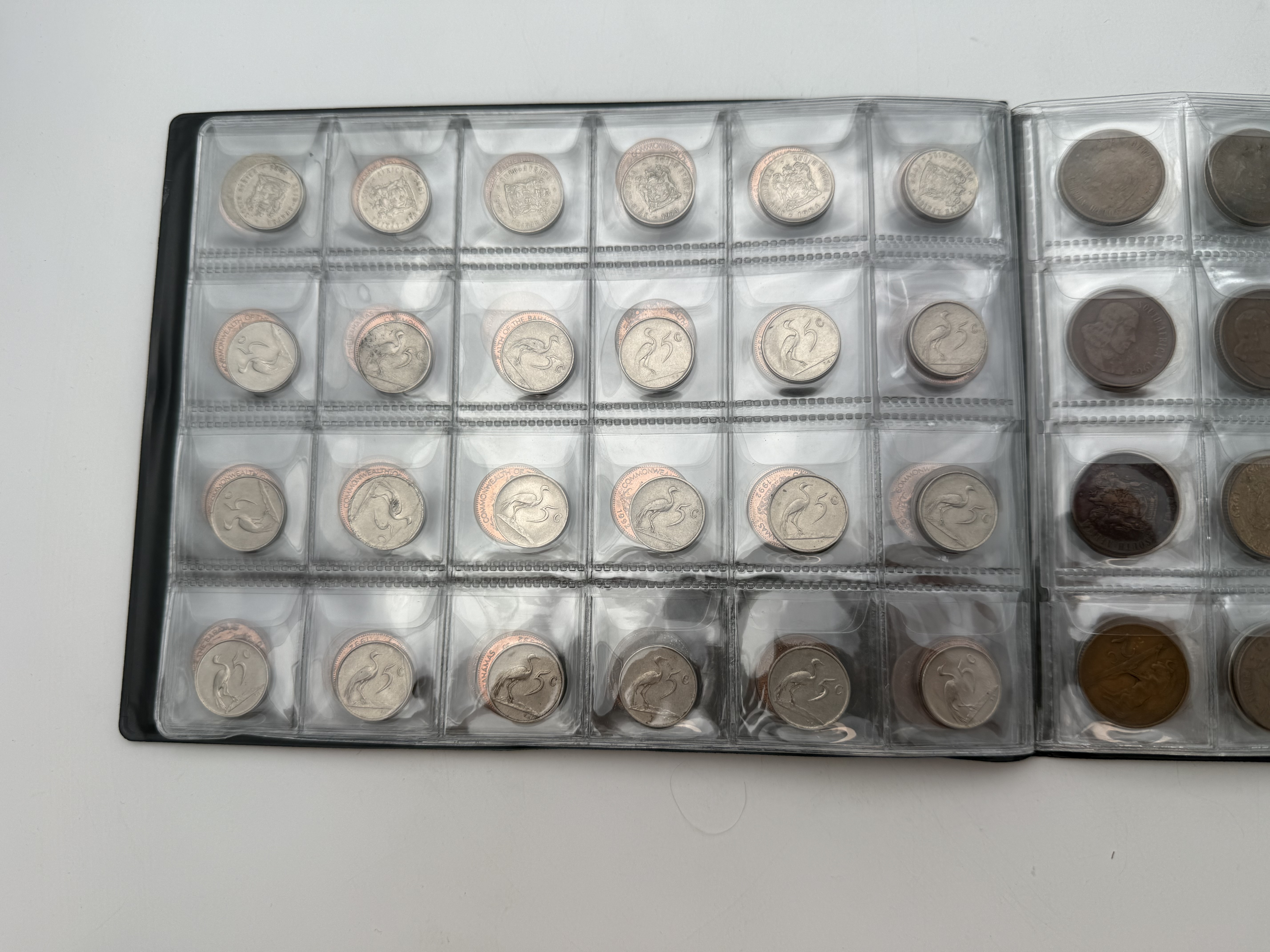 Africa - A collection of several hundred coins arranged in a special coin album, various conditions and years - 1 18