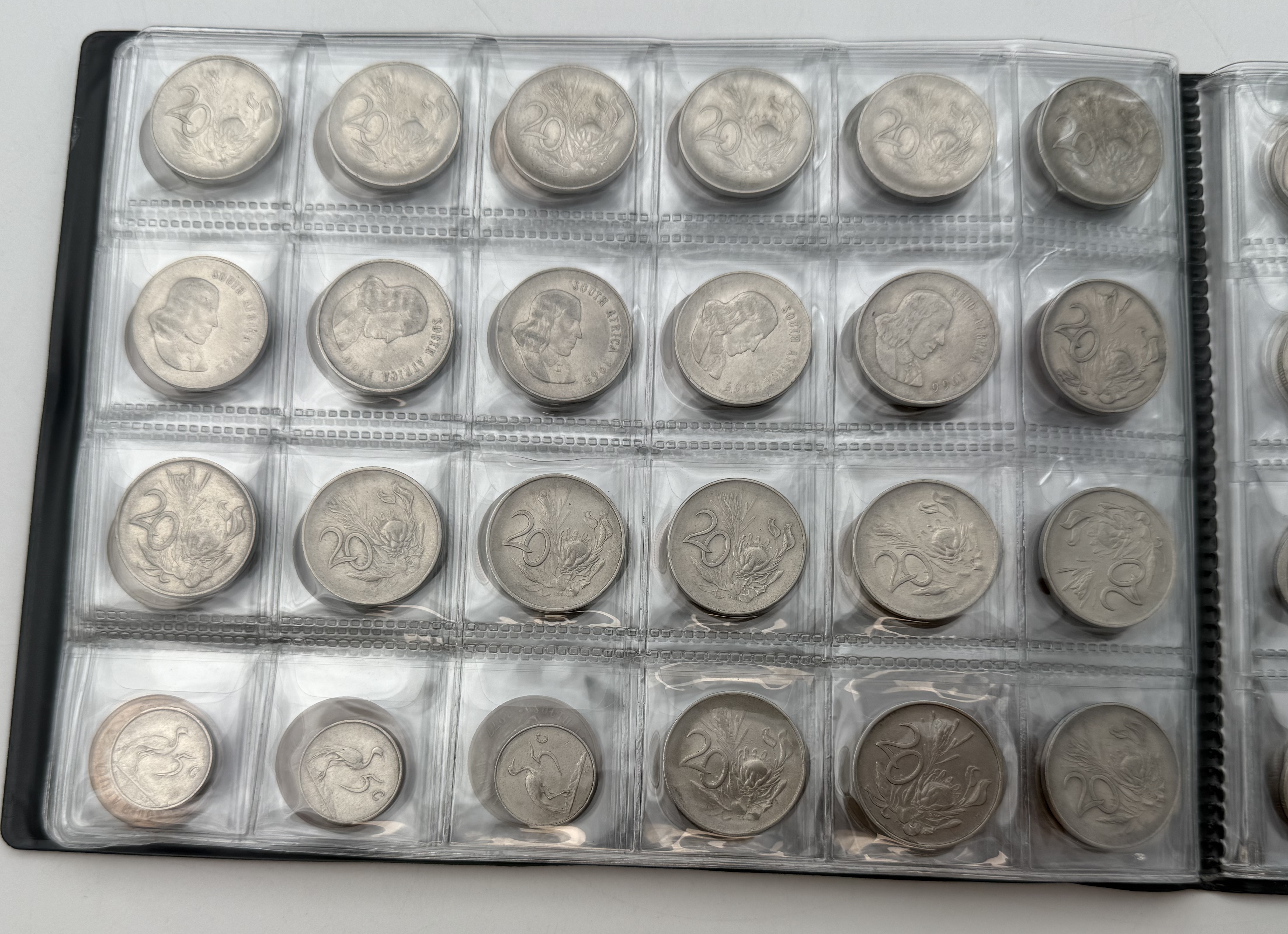 Africa - A collection of several hundred coins arranged in a special coin album, various conditions and years - 1 3