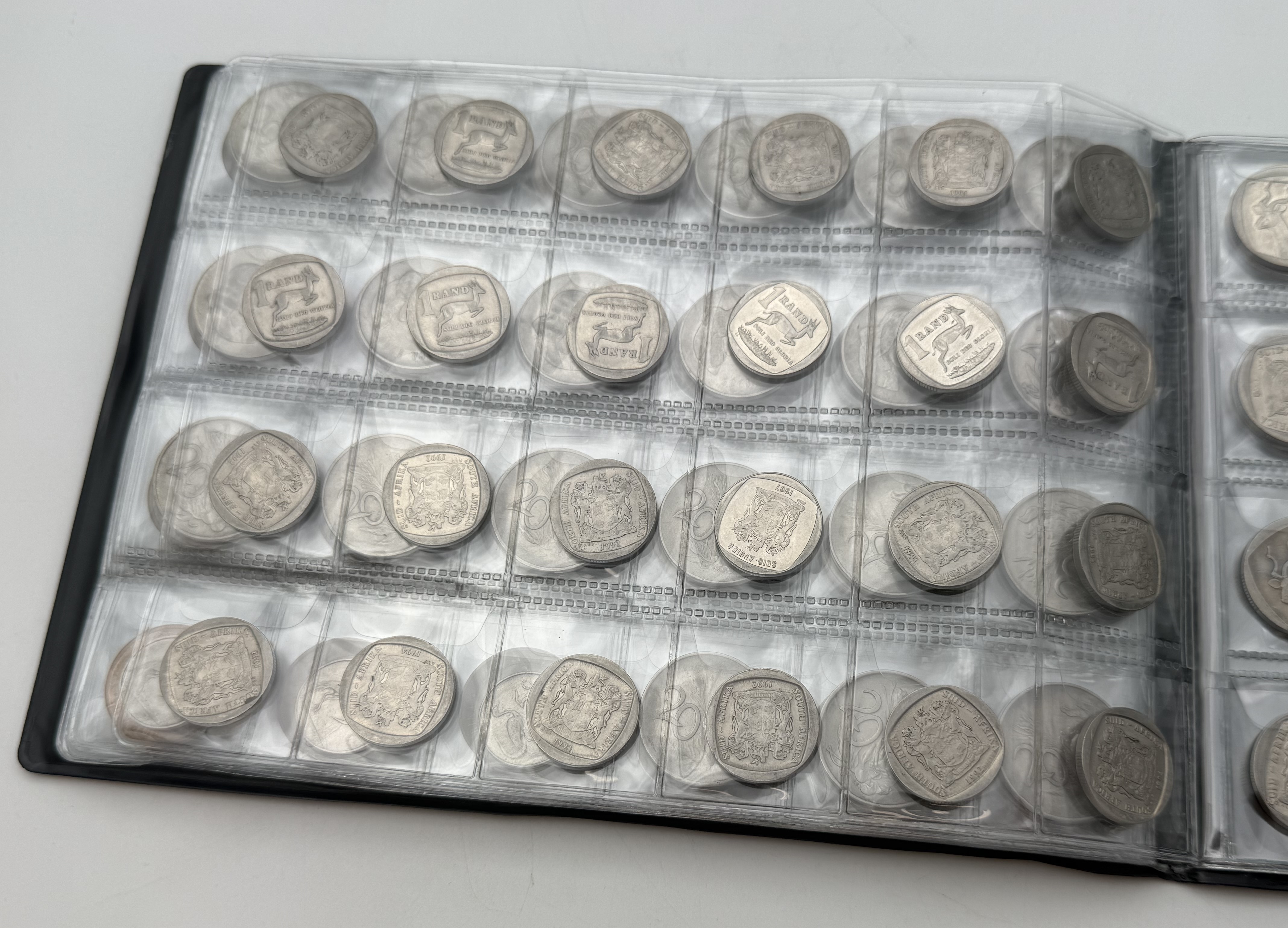 Africa - A collection of several hundred coins arranged in a special coin album, various conditions and years - 1 5