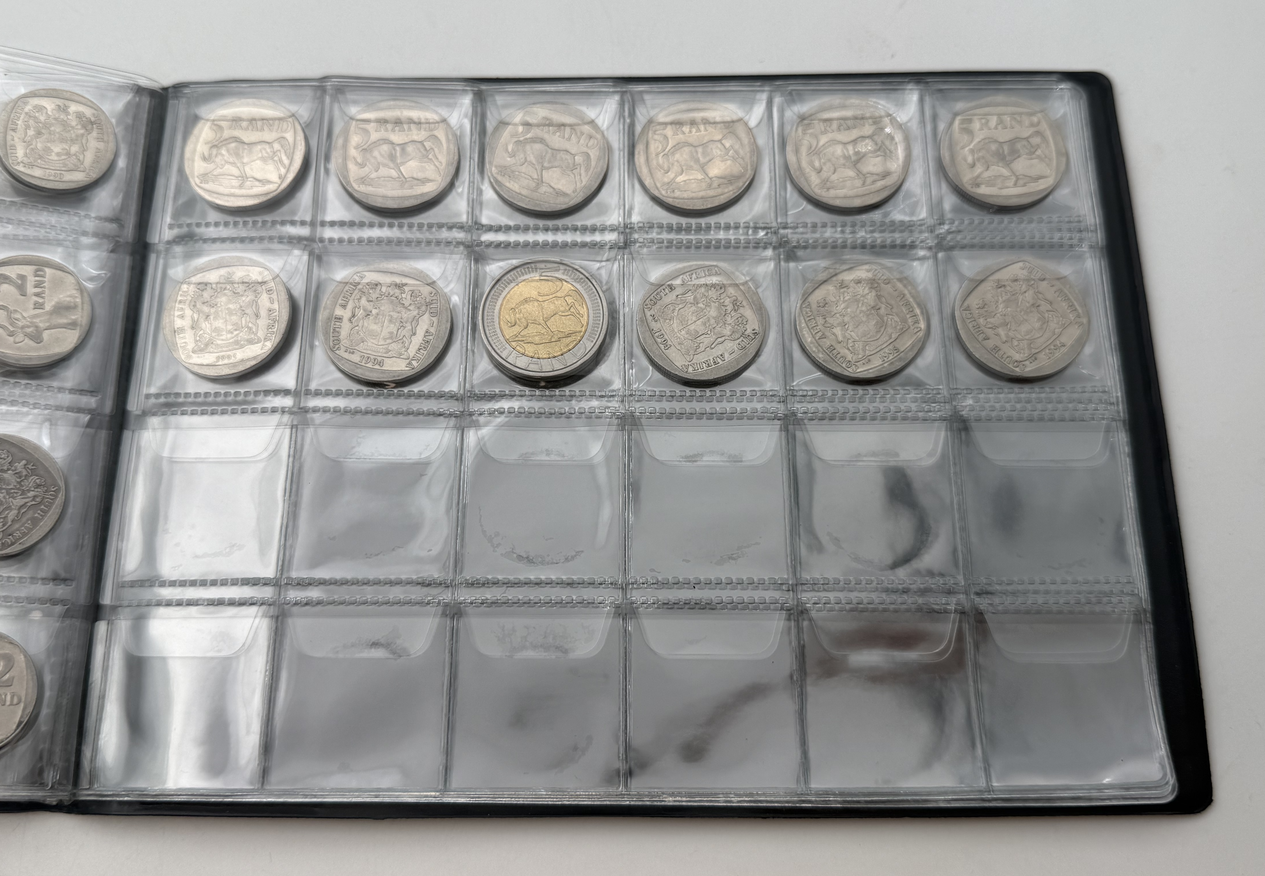 Africa - A collection of several hundred coins arranged in a special coin album, various conditions and years - 1 8