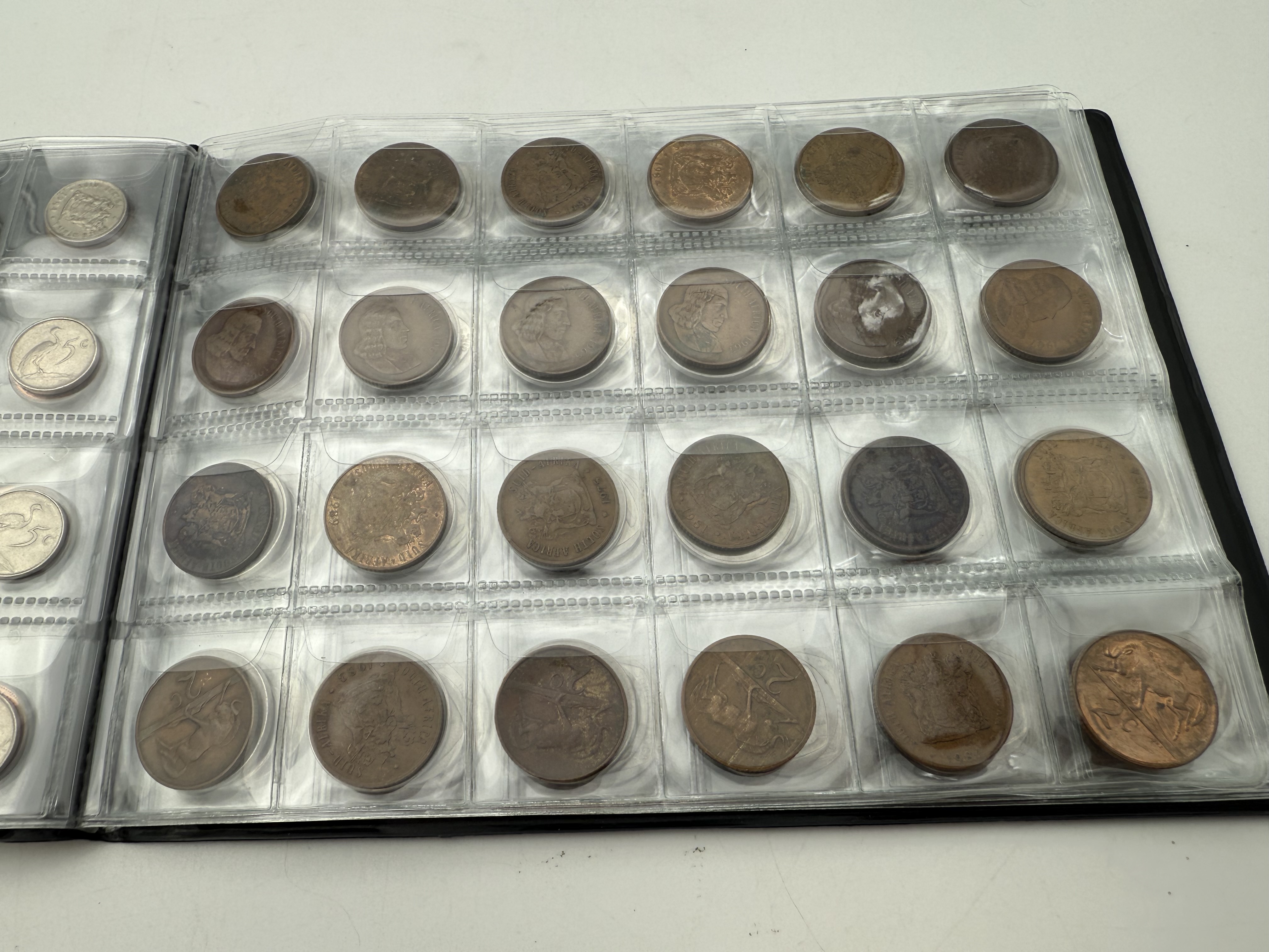 Africa - A collection of several hundred coins arranged in a special coin album, various conditions and years - 1 17