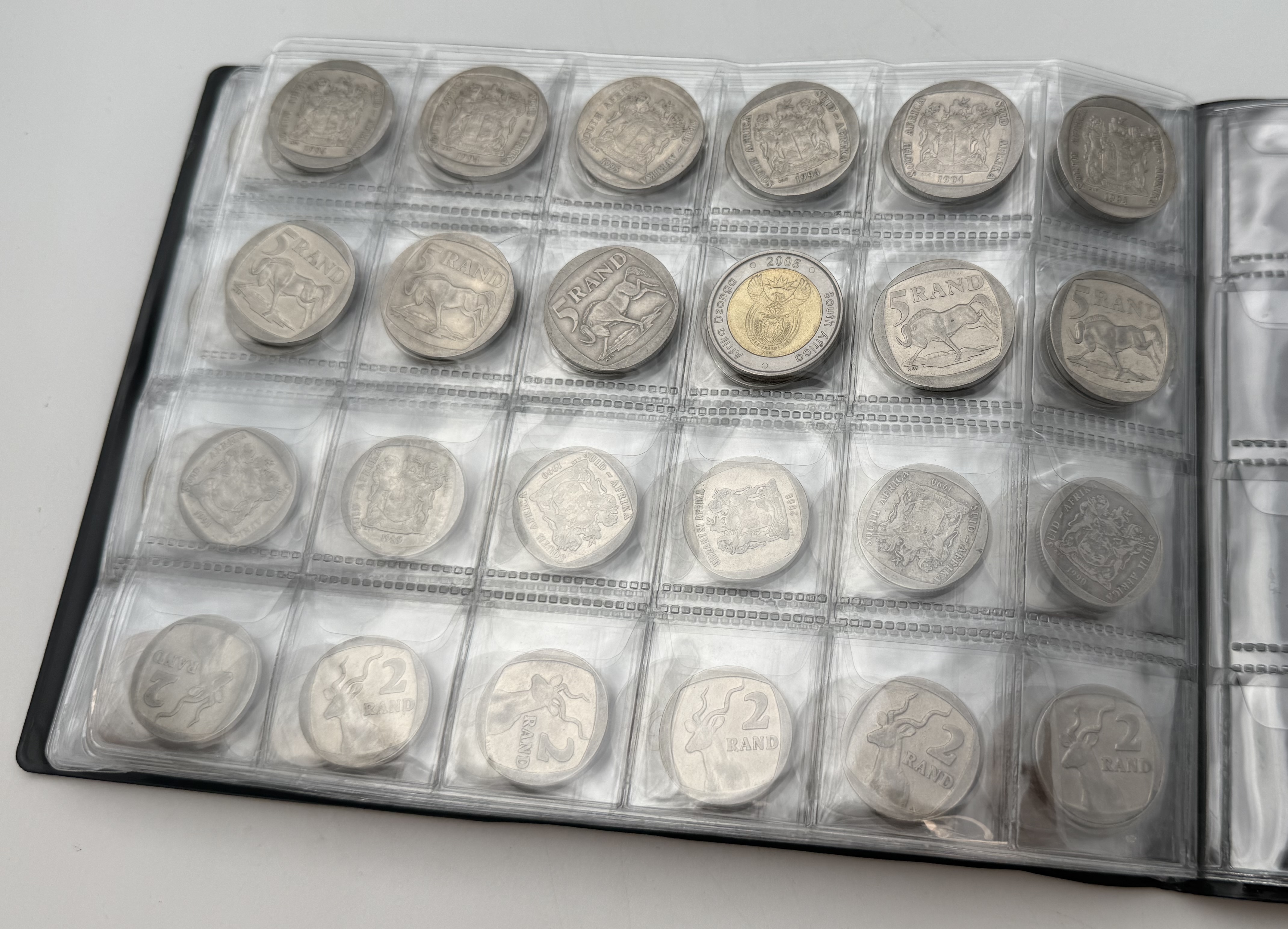 Africa - A collection of several hundred coins arranged in a special coin album, various conditions and years - 1 9