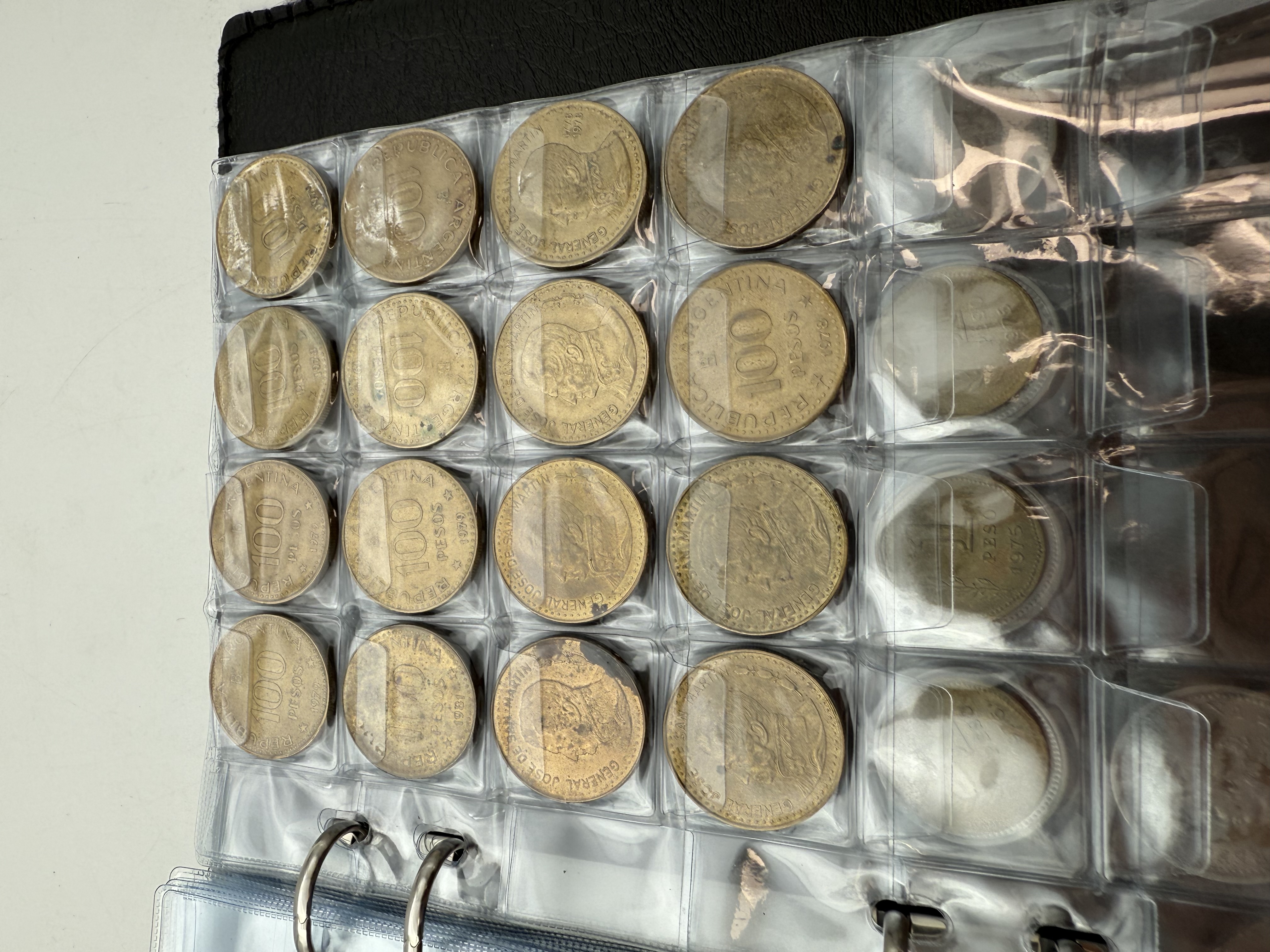 Argentina - A collection of several hundred coins arranged in a special coin album, various conditions and years - 1 19