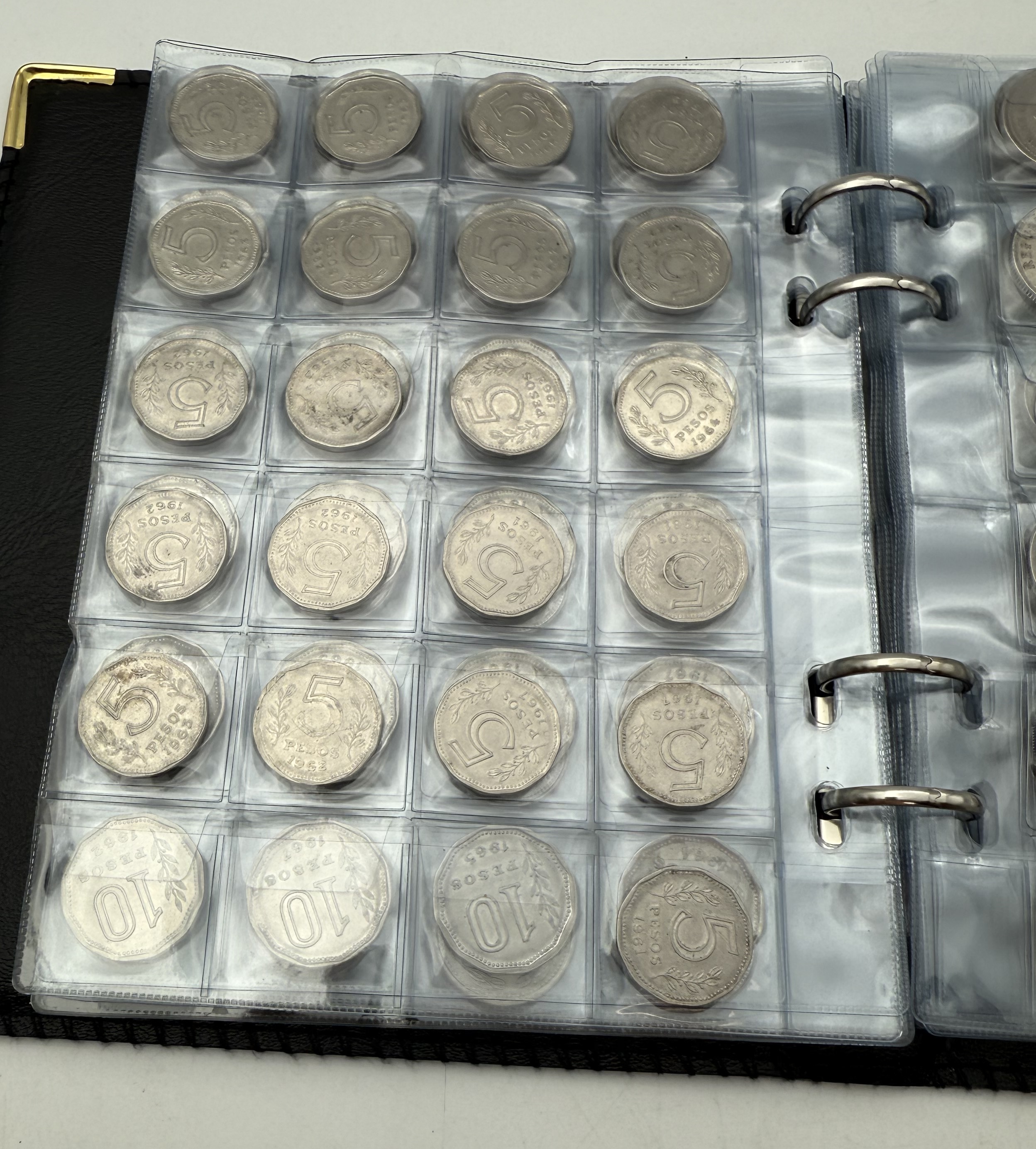 Argentina - A collection of several hundred coins arranged in a special coin album, various conditions and years - 1 5