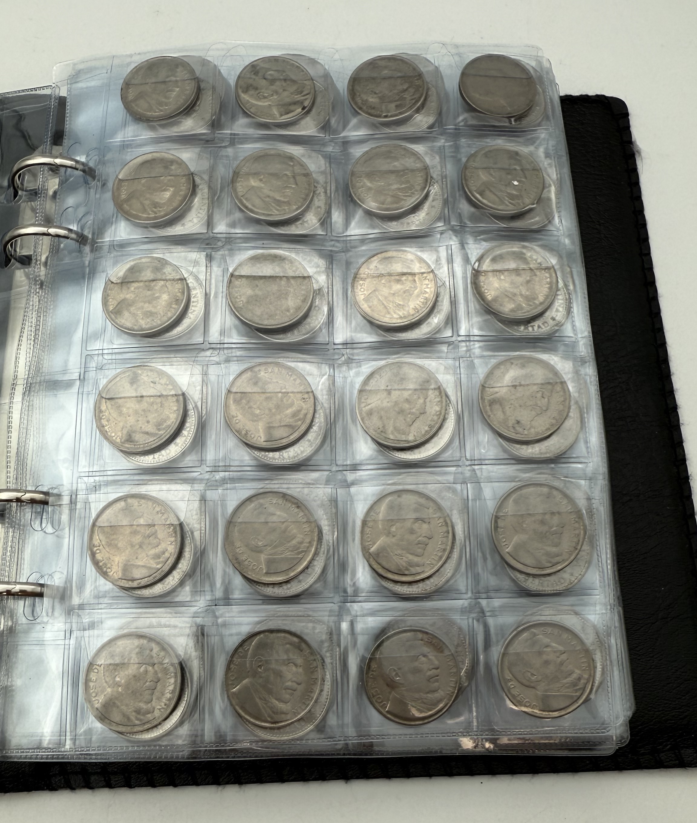 Argentina - A collection of several hundred coins arranged in a special coin album, various conditions and years - 1 30