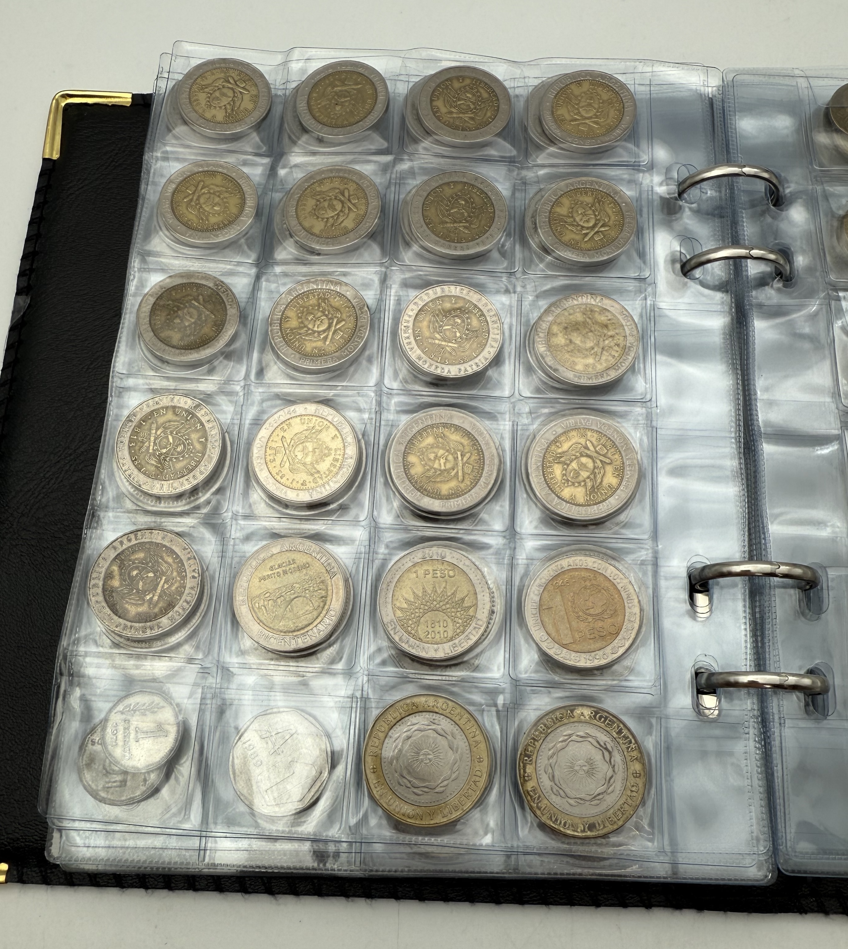 Argentina - A collection of several hundred coins arranged in a special coin album, various conditions and years - 1 9