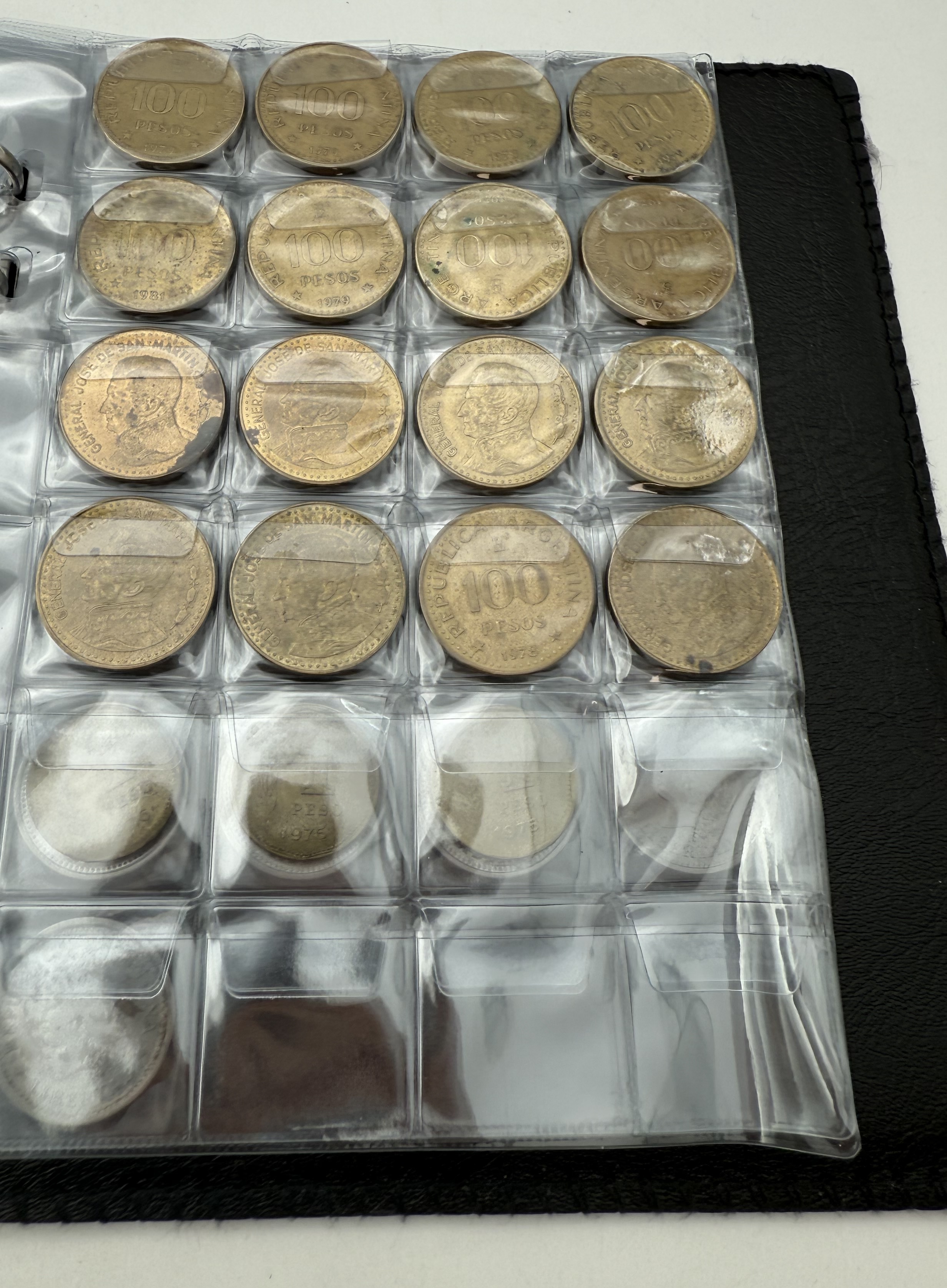 Argentina - A collection of several hundred coins arranged in a special coin album, various conditions and years - 1 17