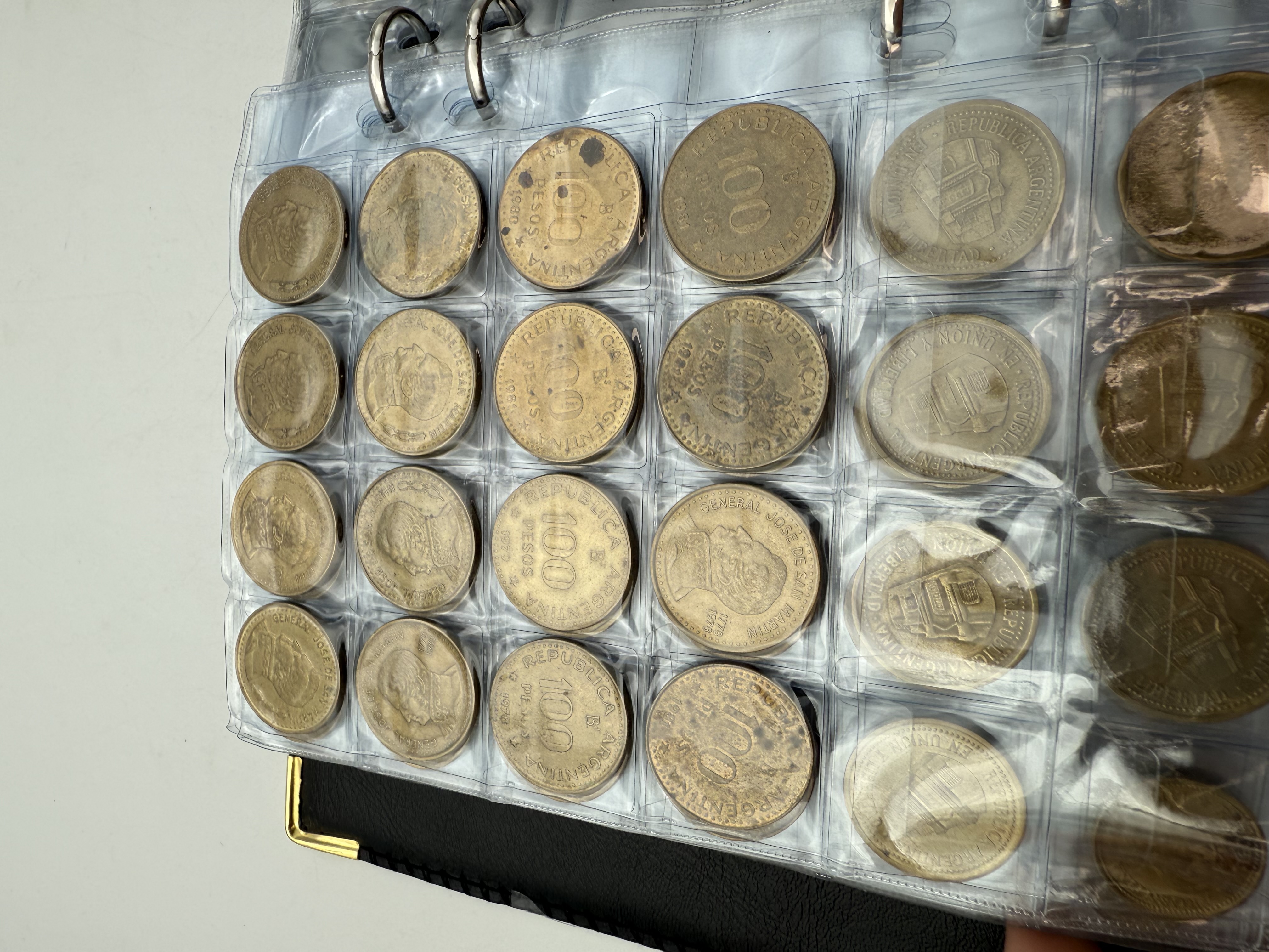 Argentina - A collection of several hundred coins arranged in a special coin album, various conditions and years - 1 20