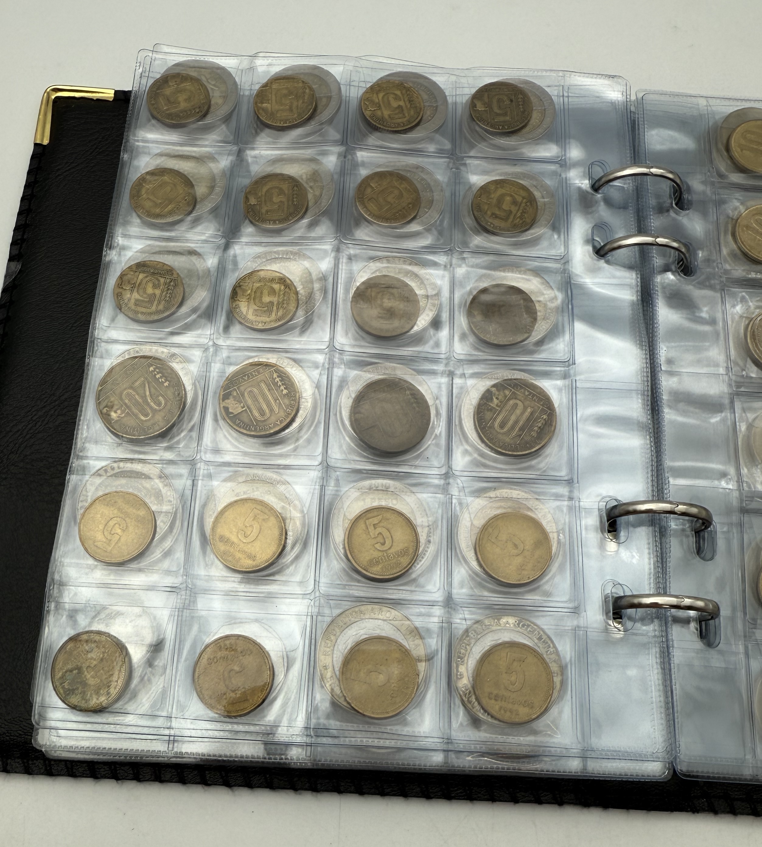 Argentina - A collection of several hundred coins arranged in a special coin album, various conditions and years - 1 12
