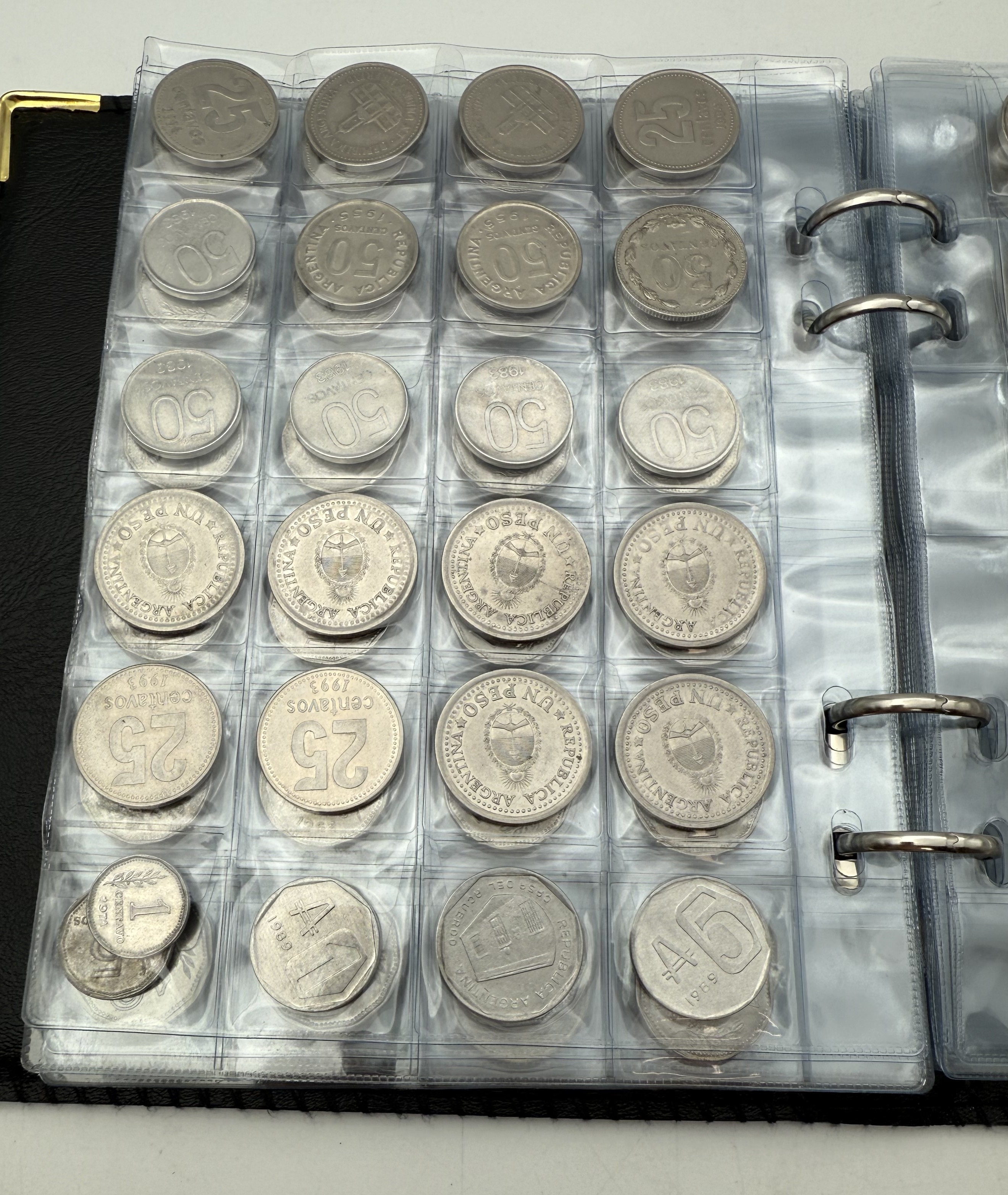 Argentina - A collection of several hundred coins arranged in a special coin album, various conditions and years - 1 7