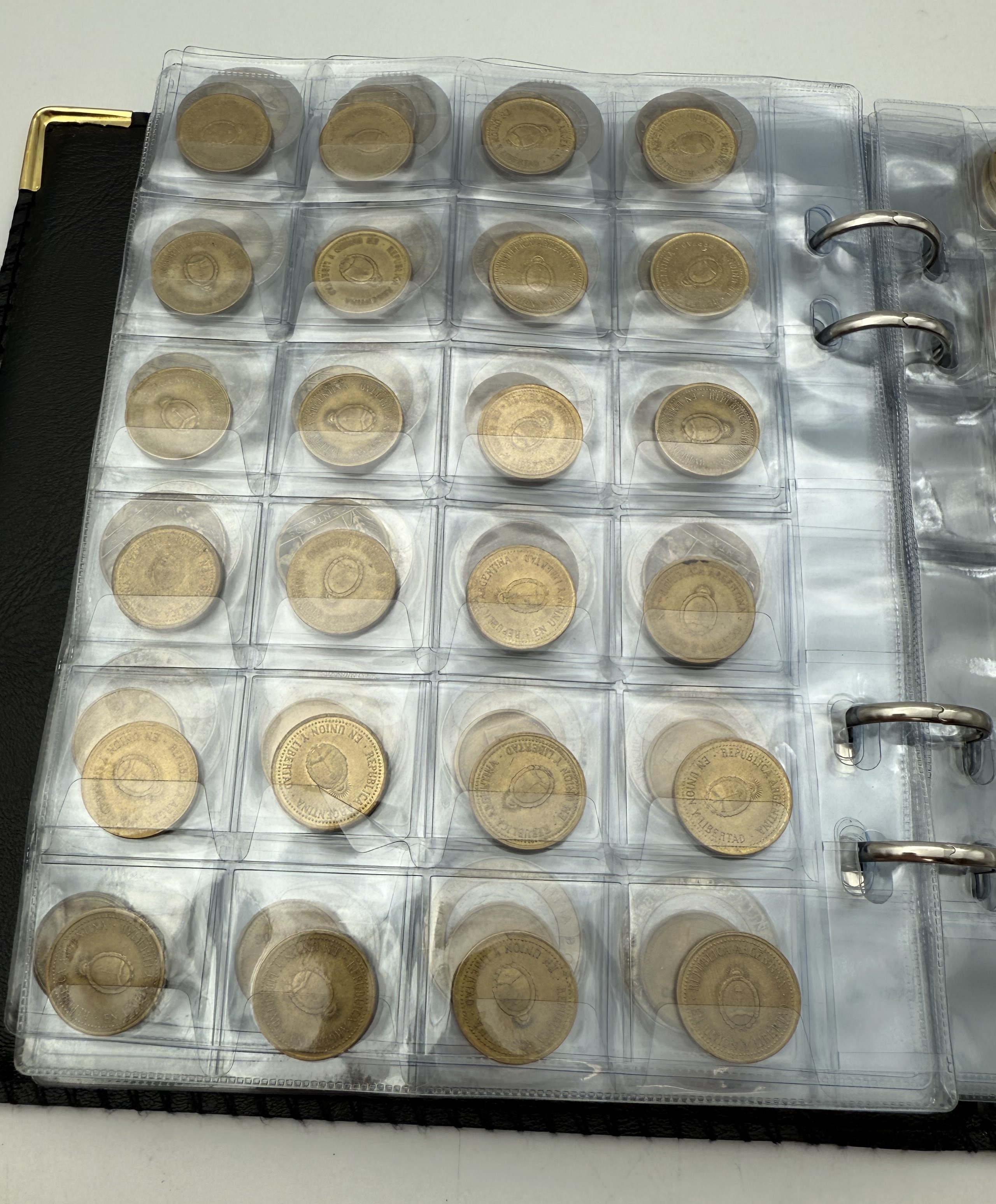 Argentina - A collection of several hundred coins arranged in a special coin album, various conditions and years - 1 14
