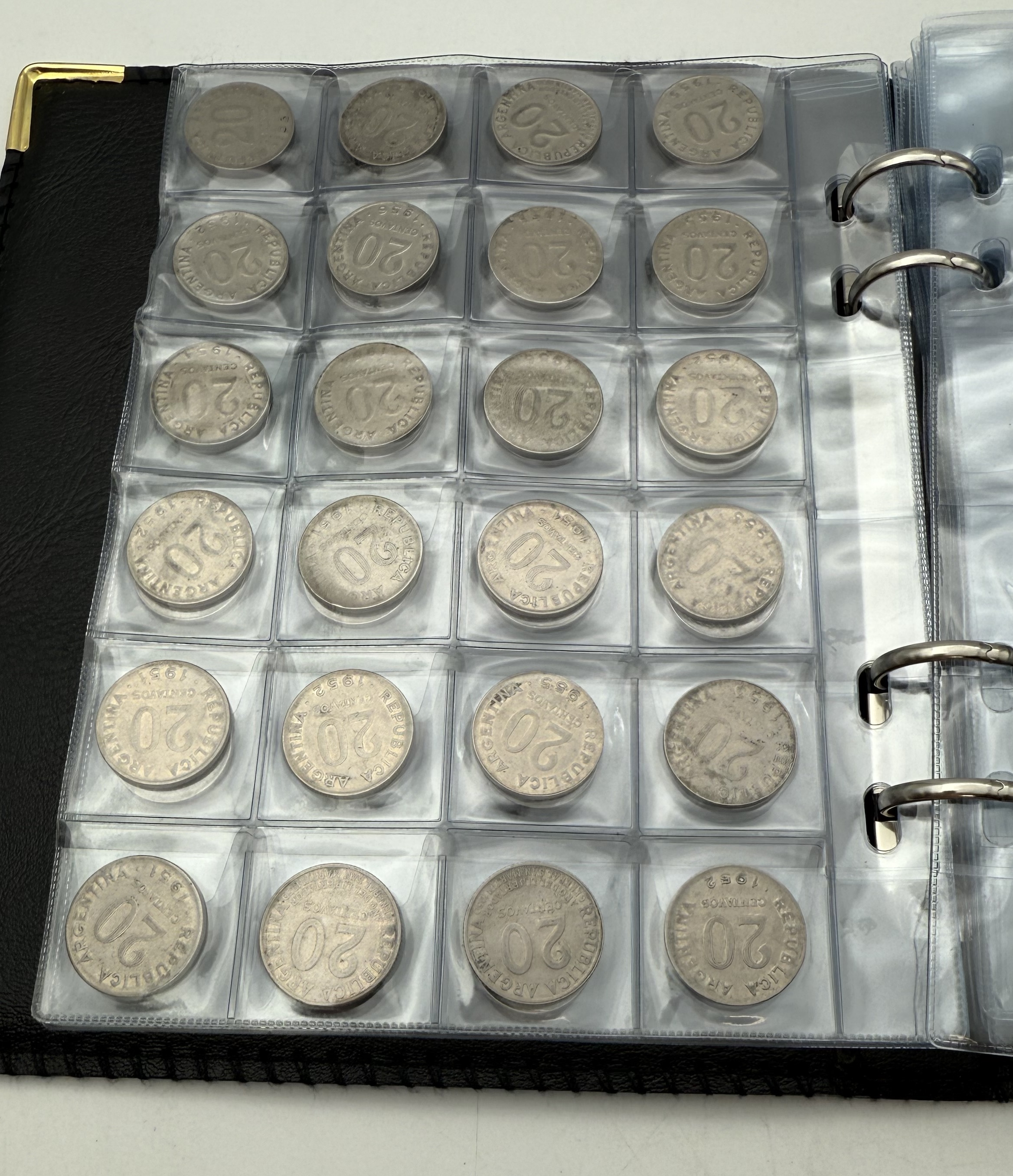 Argentina - A collection of several hundred coins arranged in a special coin album, various conditions and years - 1 31