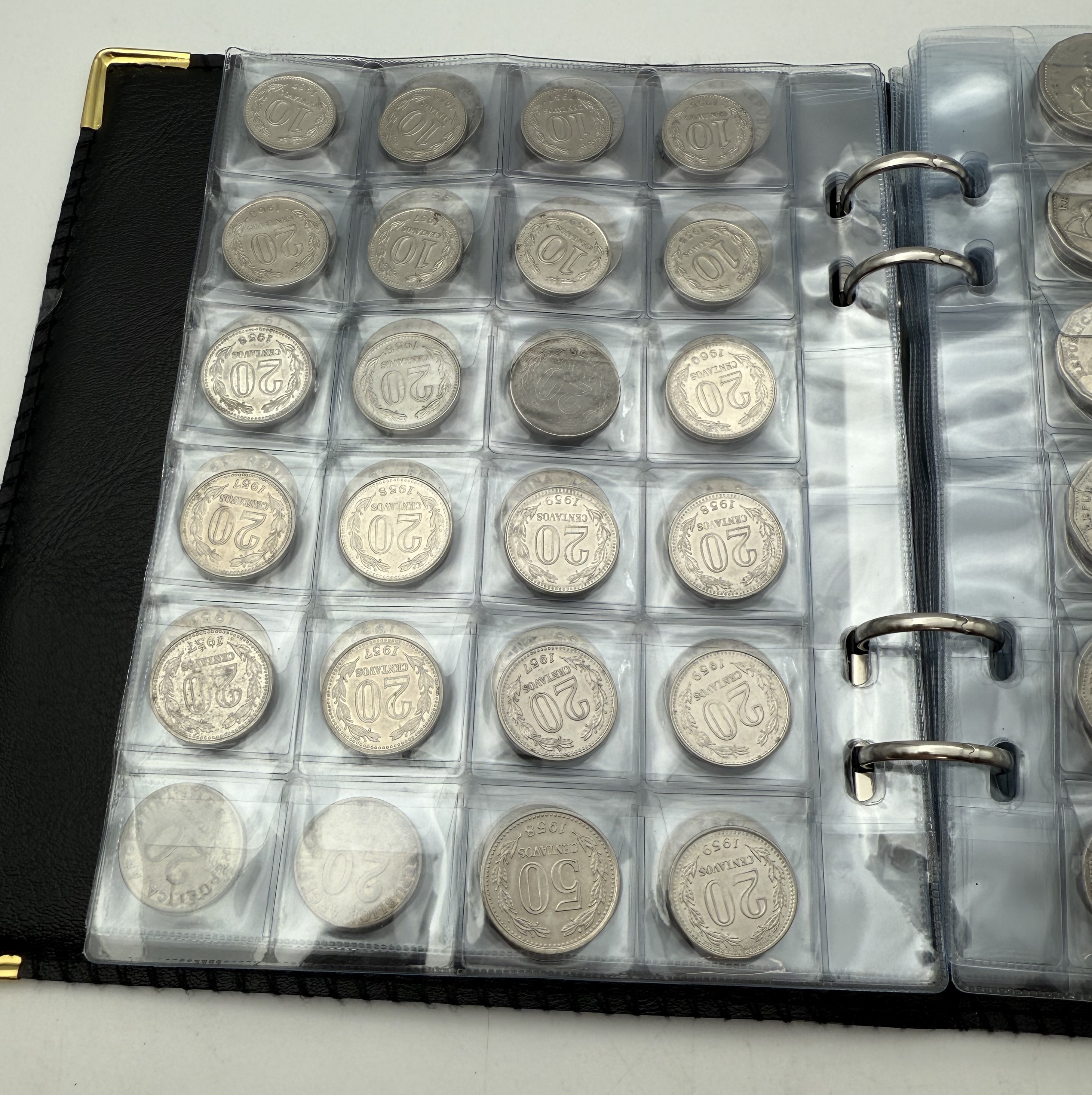 Argentina - A collection of several hundred coins arranged in a special coin album, various conditions and years - 1 1