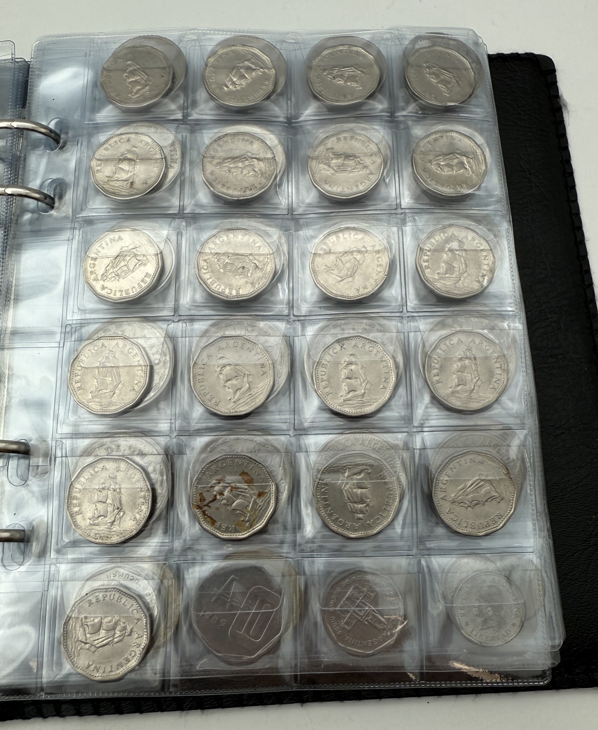 Argentina - A collection of several hundred coins arranged in a special coin album, various conditions and years - 1 2