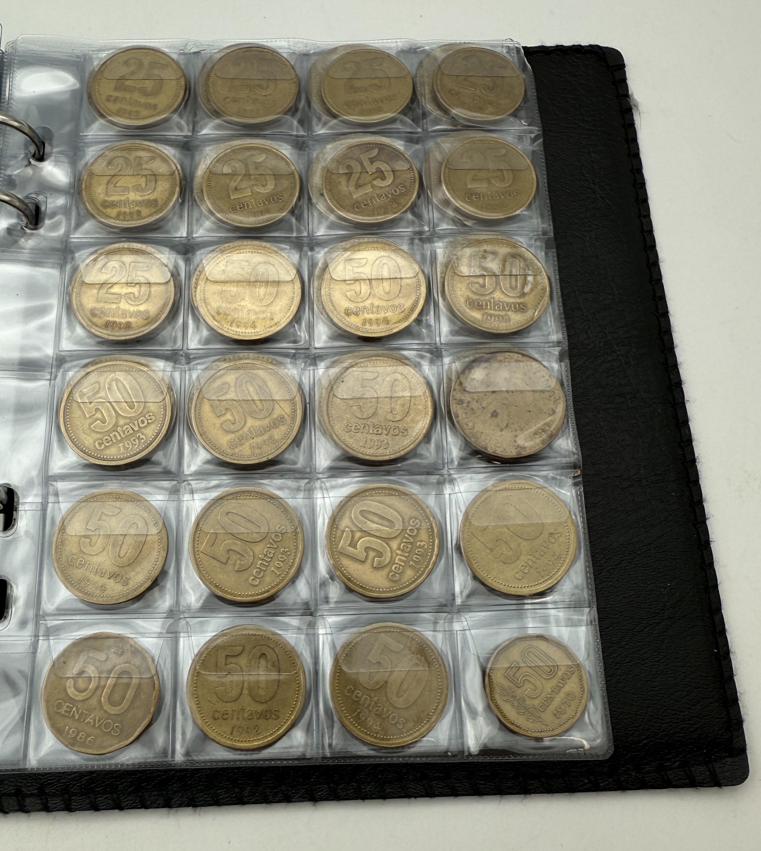 Argentina - A collection of several hundred coins arranged in a special coin album, various conditions and years - 1 15