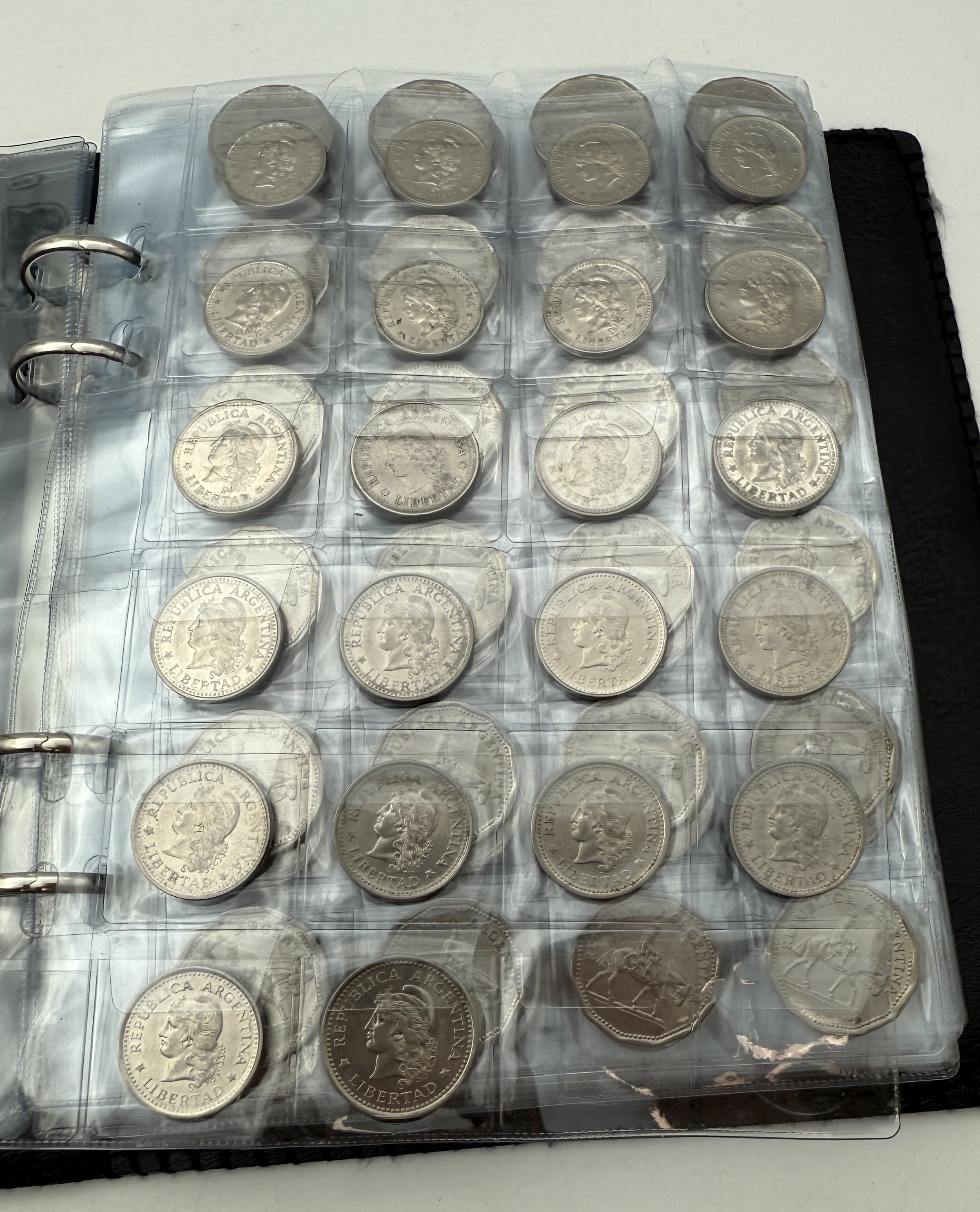 Argentina - A collection of several hundred coins arranged in a special coin album, various conditions and years - 1 32