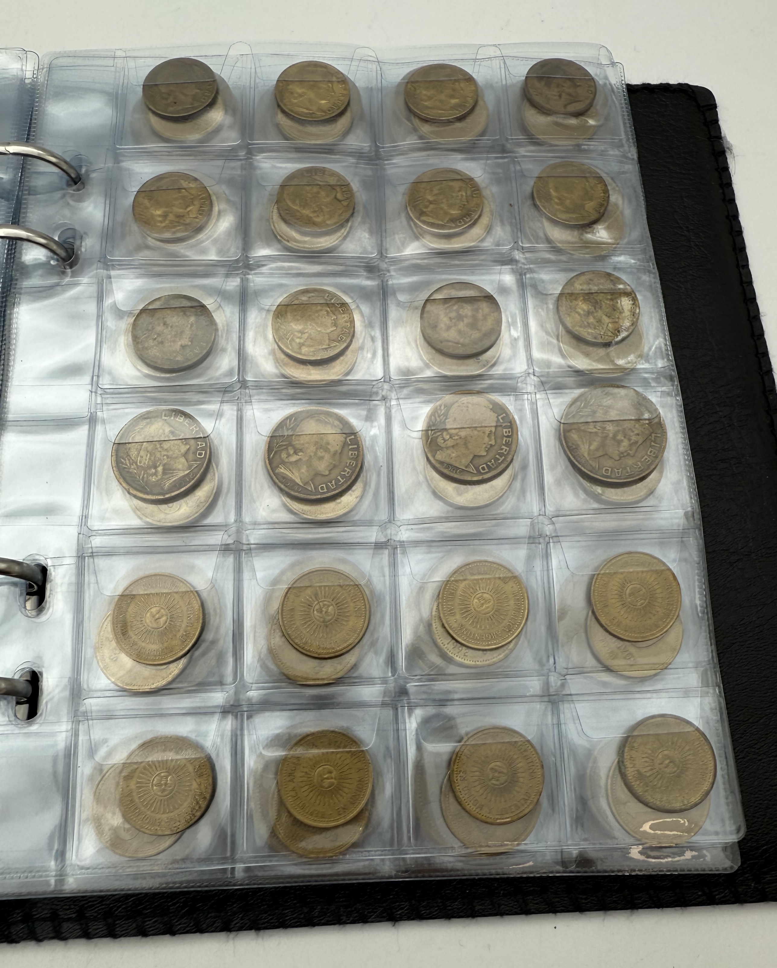 Argentina - A collection of several hundred coins arranged in a special coin album, various conditions and years - 1 8