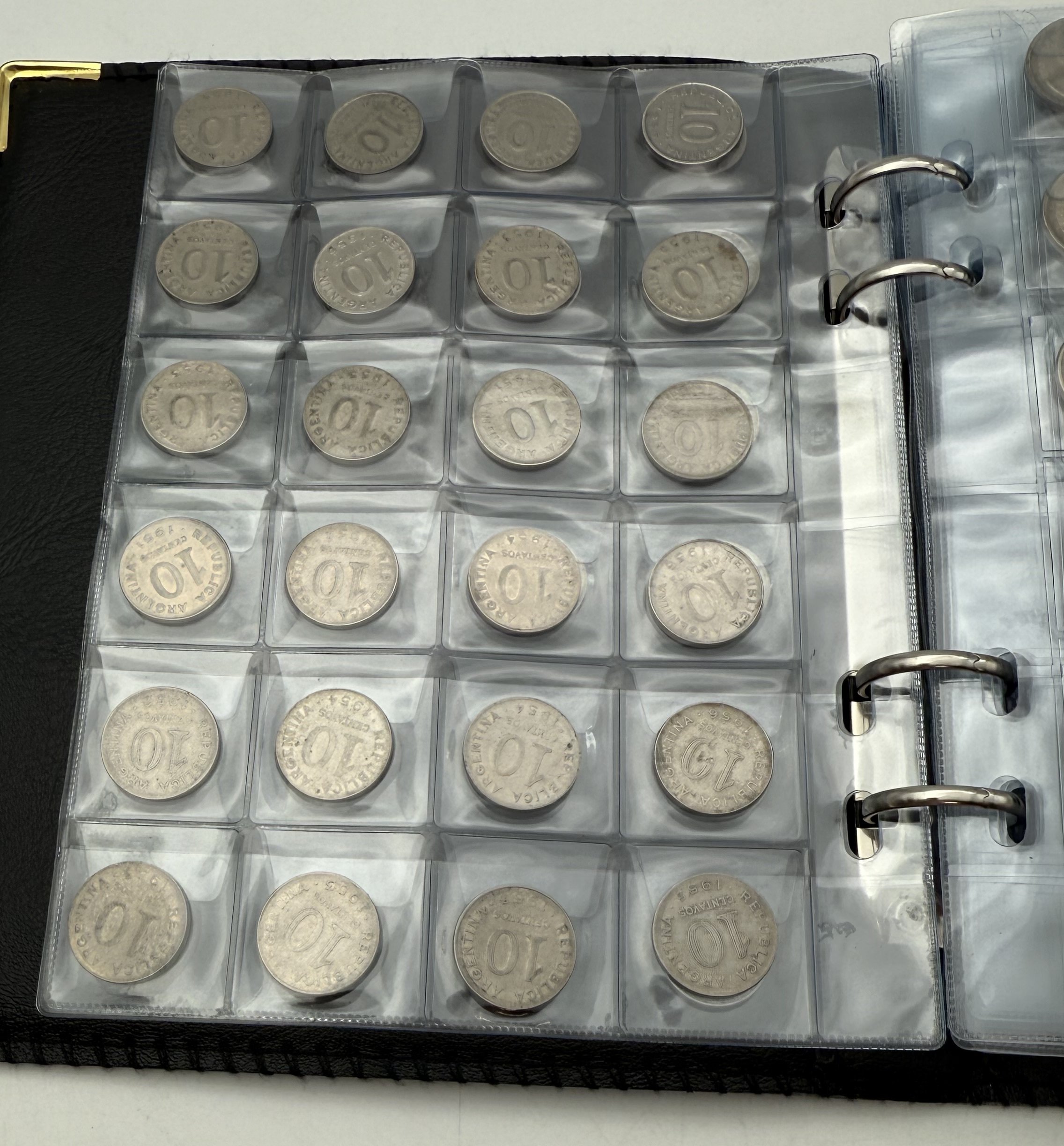 Argentina - A collection of several hundred coins arranged in a special coin album, various conditions and years - 1 29