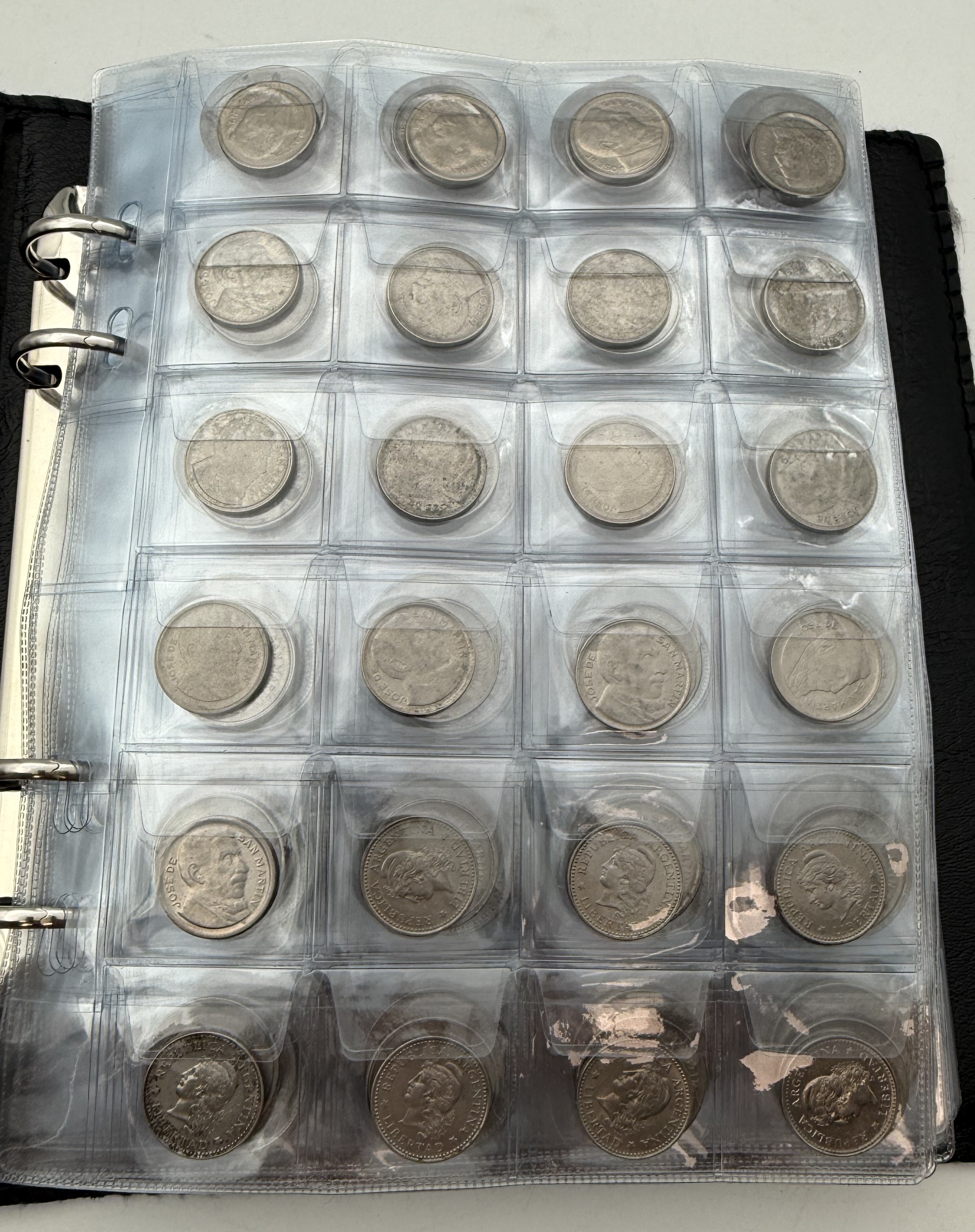 Argentina - A collection of several hundred coins arranged in a special coin album, various conditions and years - 1 11