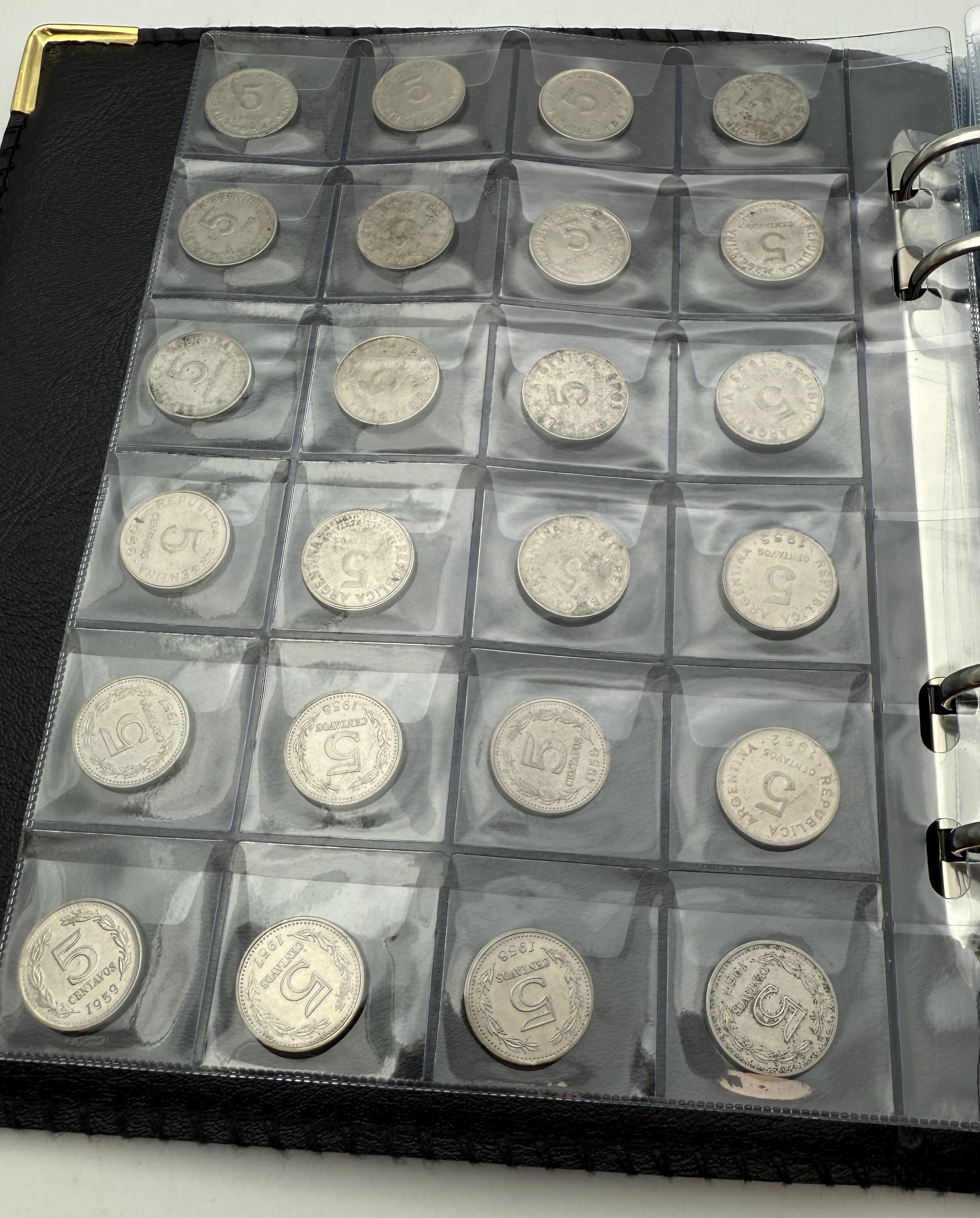 Argentina - A collection of several hundred coins arranged in a special coin album, various conditions and years - 1 22