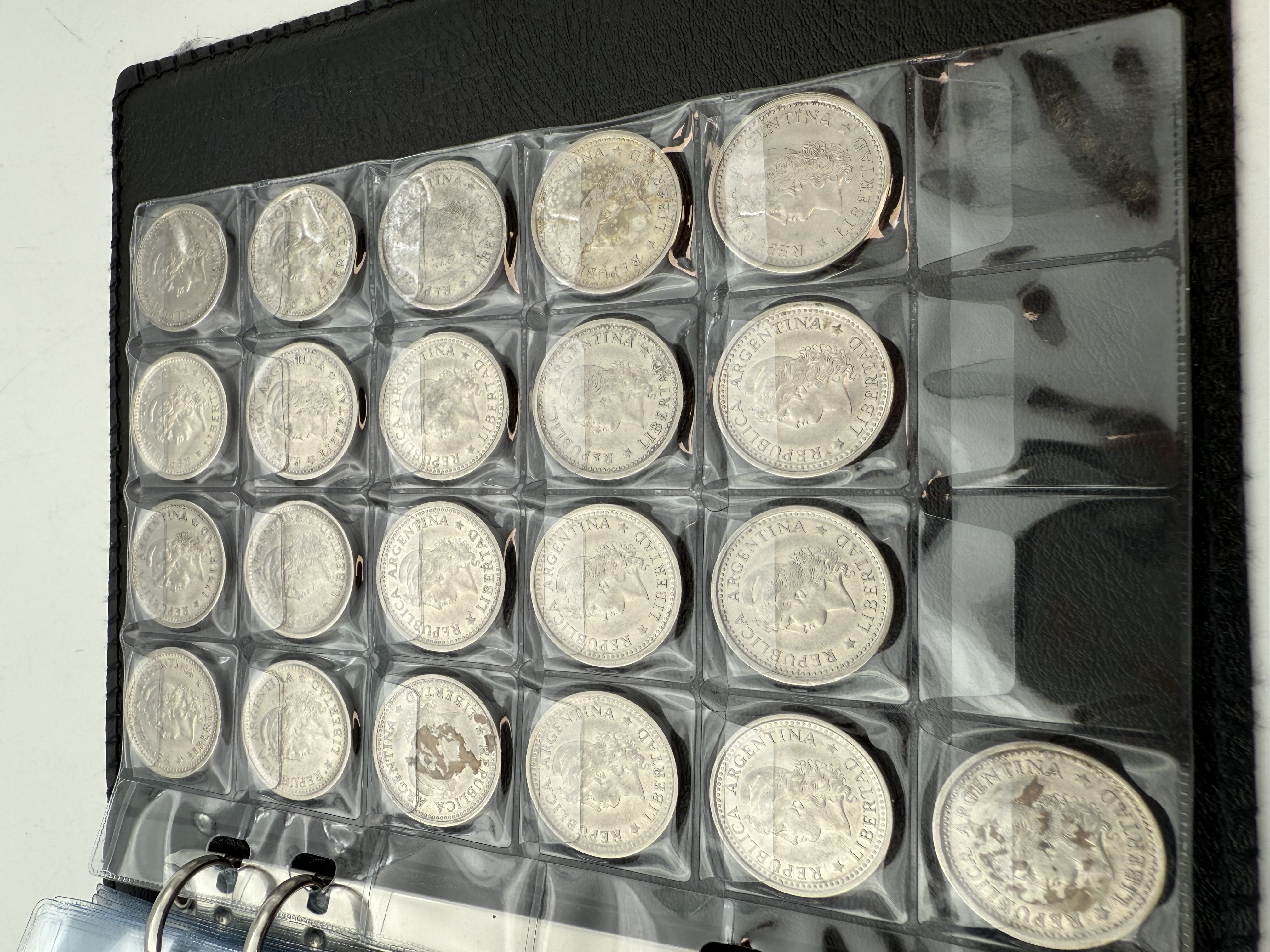 Argentina - A collection of several hundred coins arranged in a special coin album, various conditions and years - 1 26