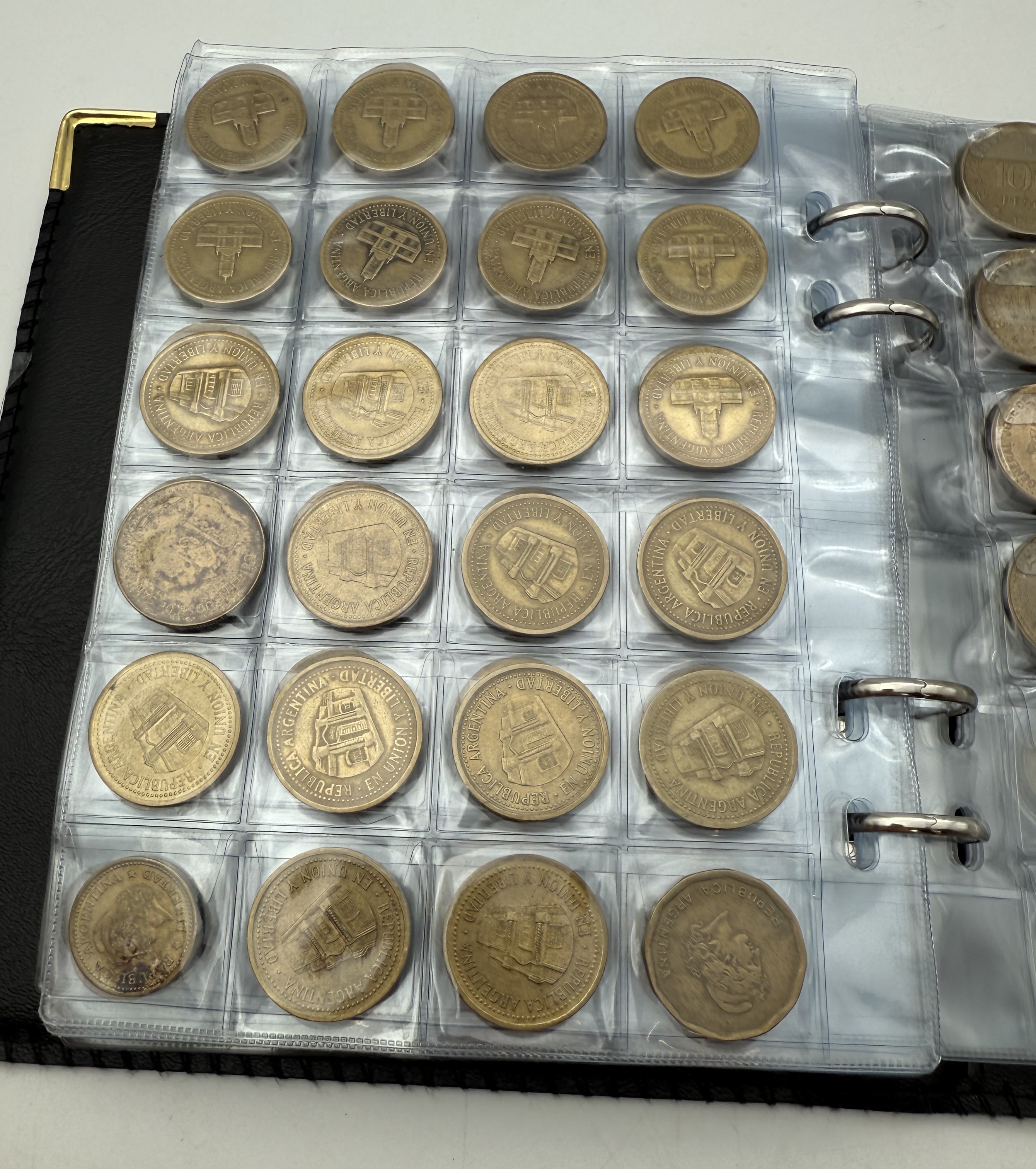 Argentina - A collection of several hundred coins arranged in a special coin album, various conditions and years - 1 18