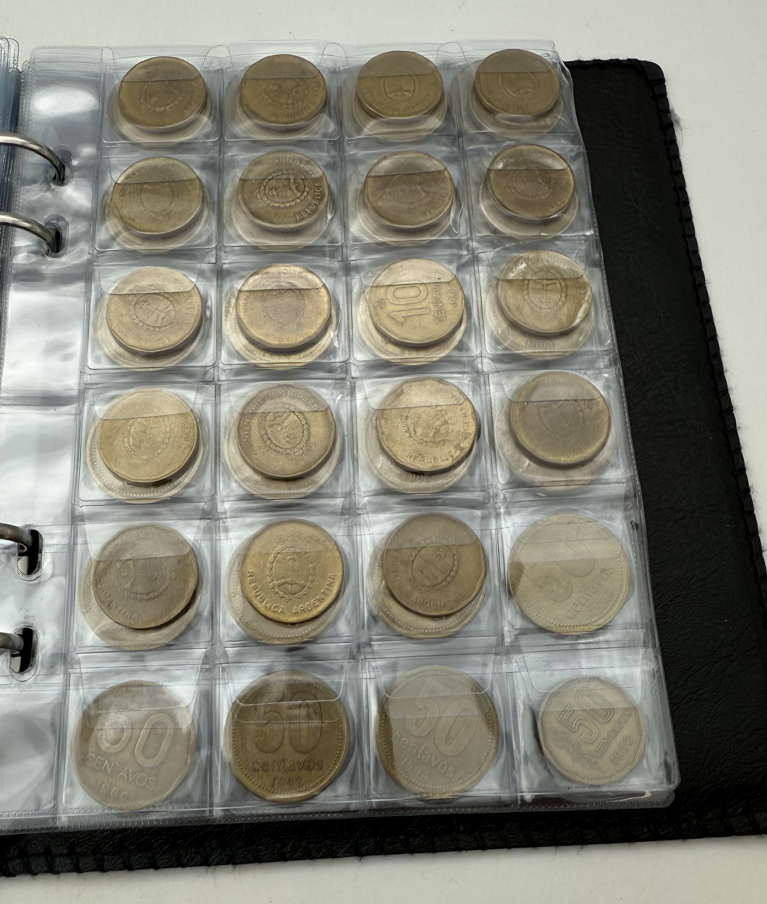 Argentina - A collection of several hundred coins arranged in a special coin album, various conditions and years - 1 13