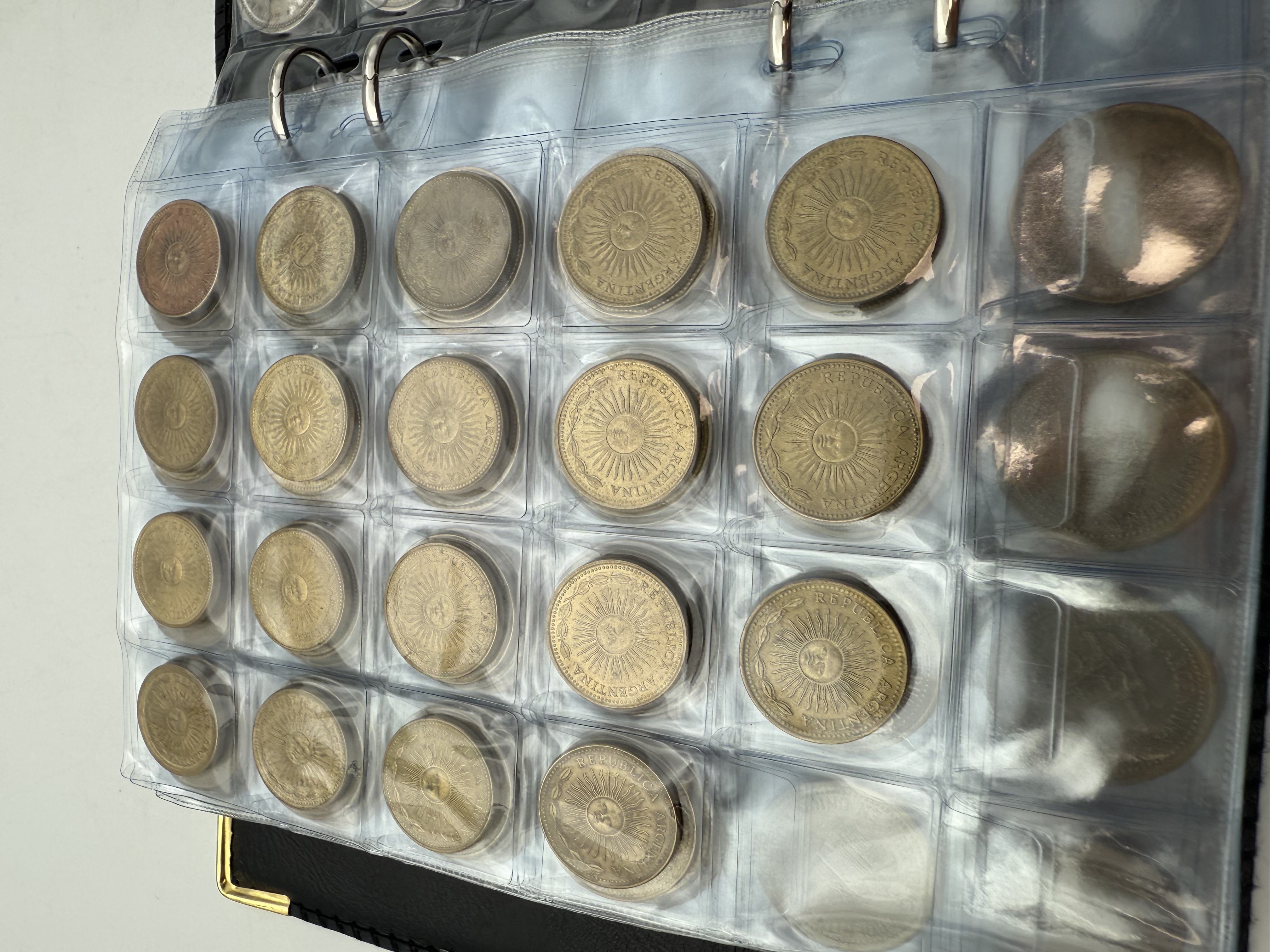 Argentina - A collection of several hundred coins arranged in a special coin album, various conditions and years - 1 25
