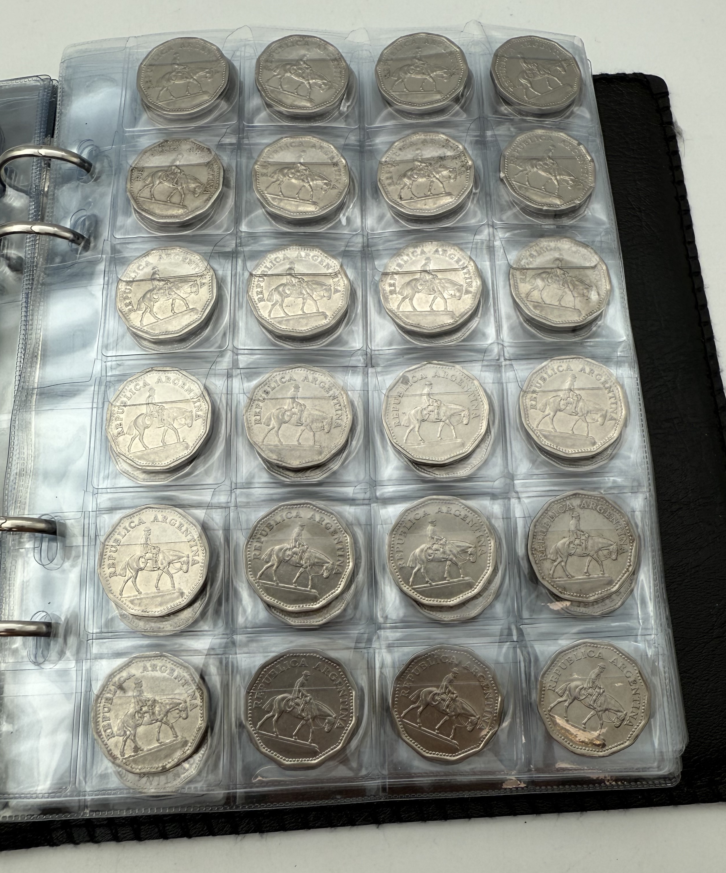 Argentina - A collection of several hundred coins arranged in a special coin album, various conditions and years - 1 33