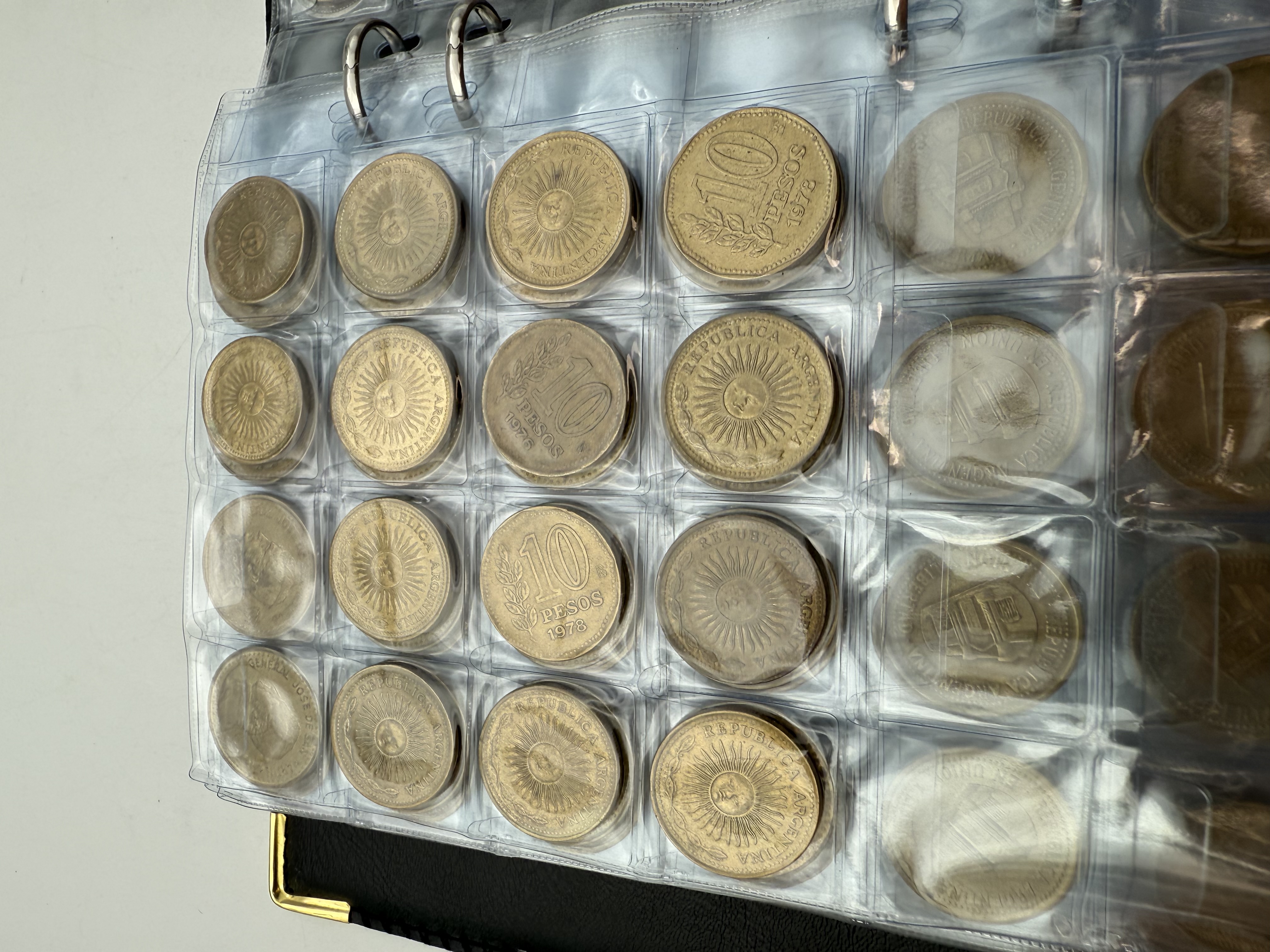 Argentina - A collection of several hundred coins arranged in a special coin album, various conditions and years - 1 23